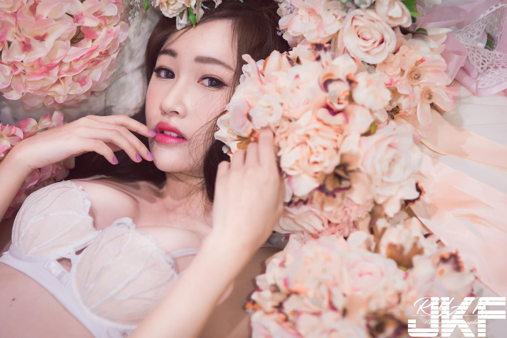 男性视角第二弹!白皙女神「严琪琪」展现你爱的各种特殊角度!