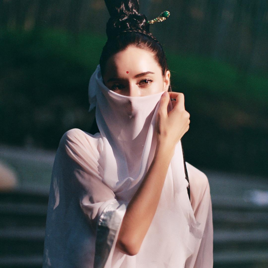 Nika Fokina- 俄罗斯虎妹「磨蹭沙发散魅力」