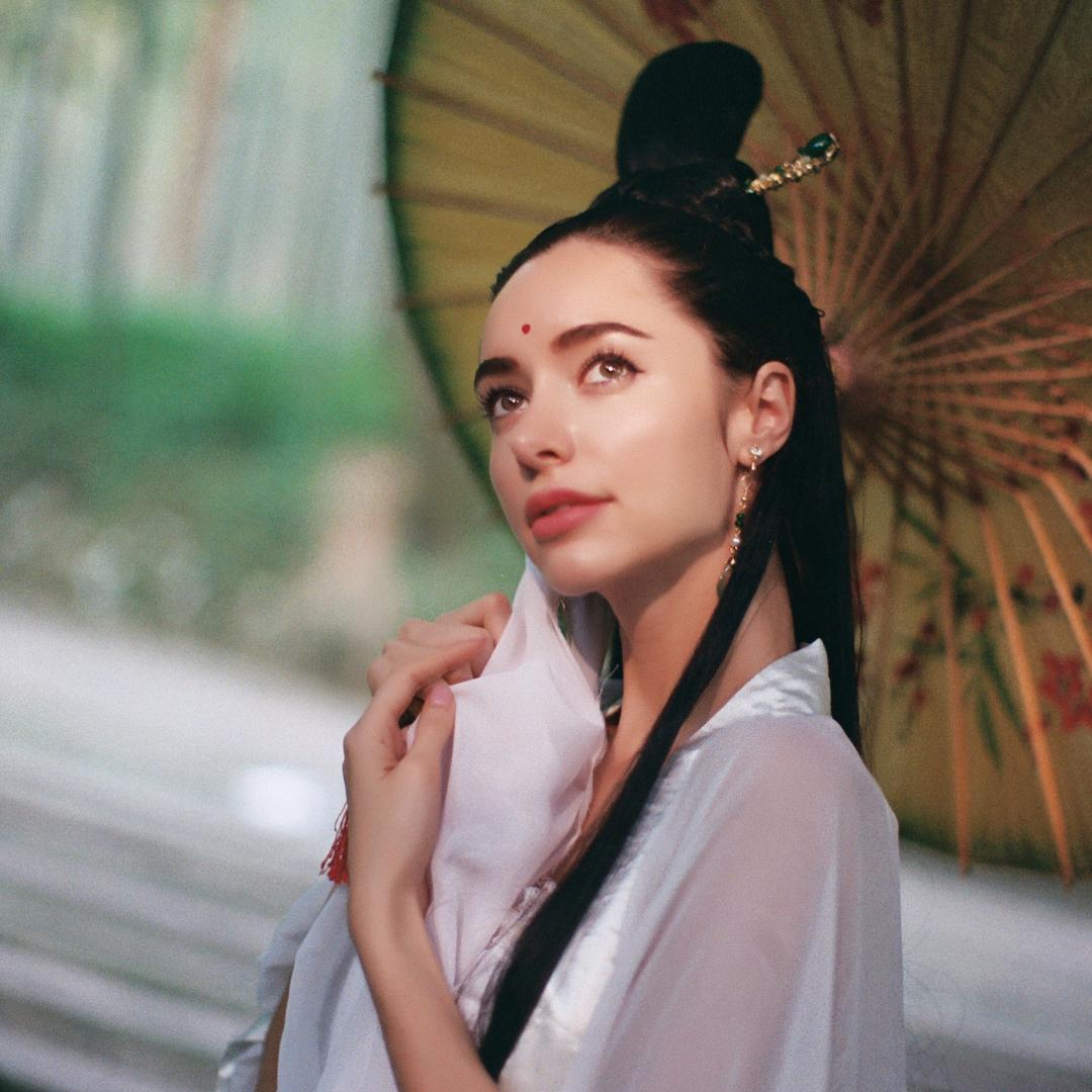 Nika Fokina- 俄罗斯虎妹「磨蹭沙发散魅力」