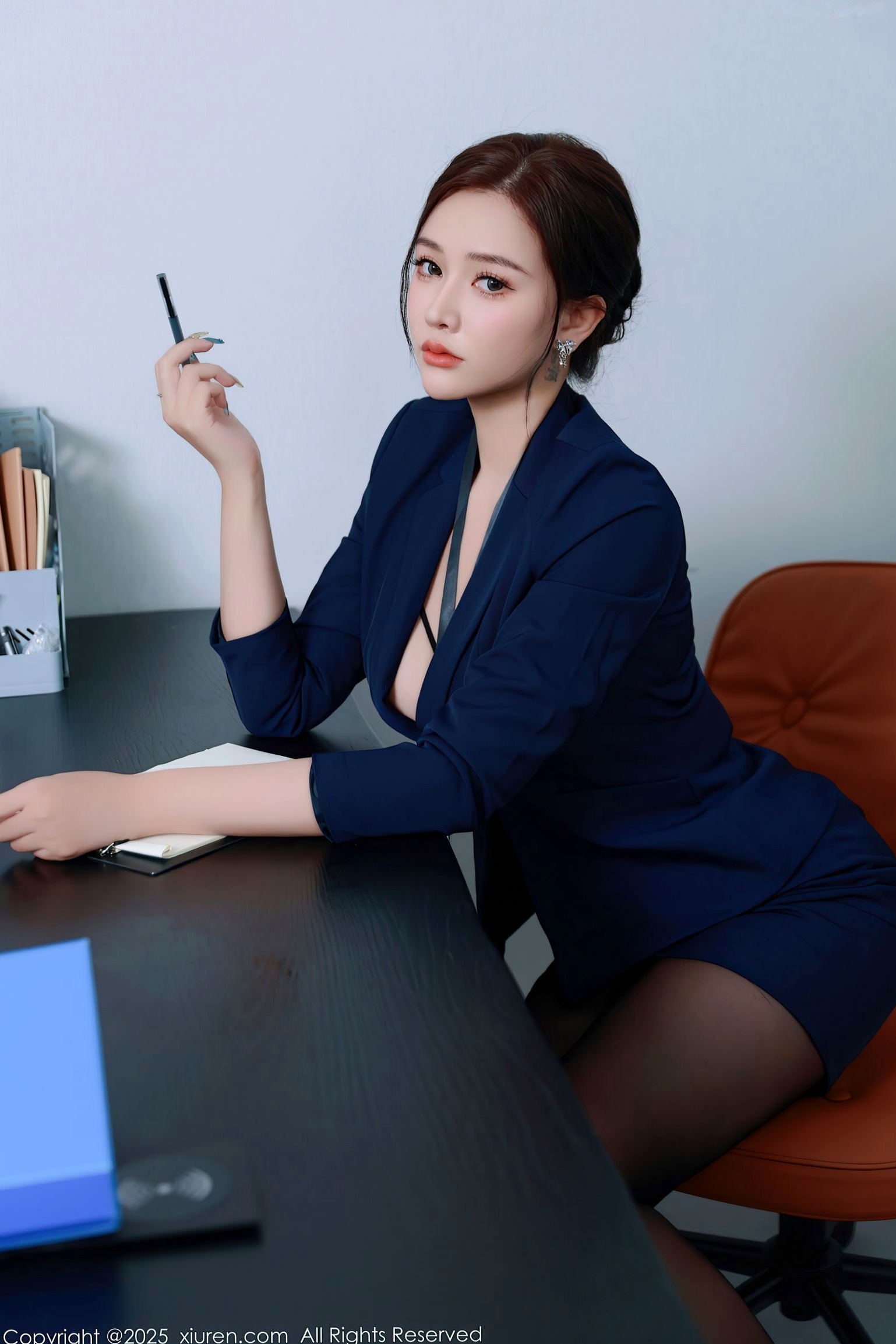 XiuRen秀人网-10751-娜比:深蓝职业西装搭配红色蕾丝内衣,冷艳办公室职场诱惑,极品黑丝美腿