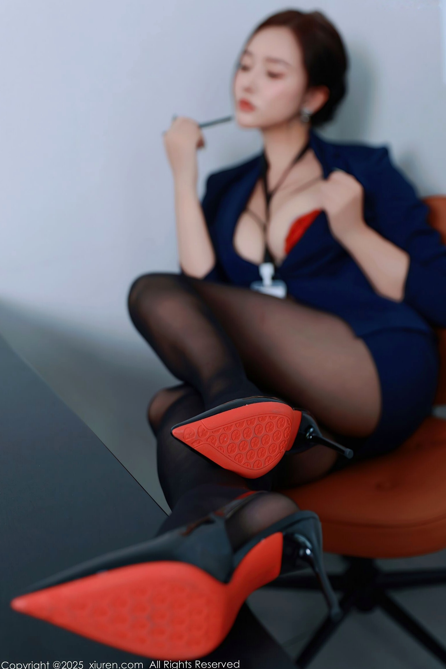 XiuRen秀人网-10751-娜比:深蓝职业西装搭配红色蕾丝内衣,冷艳办公室职场诱惑,极品黑丝美腿