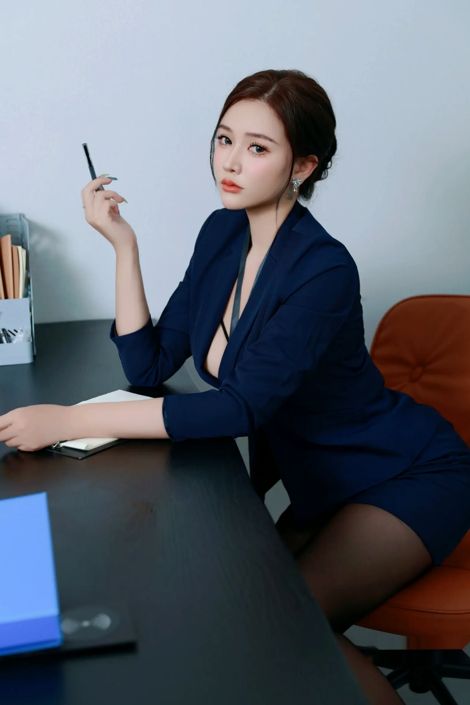 娜比职场OL诱惑制服写真,干练黑丝职业装私房大尺度,尽显气质女神美腿风情