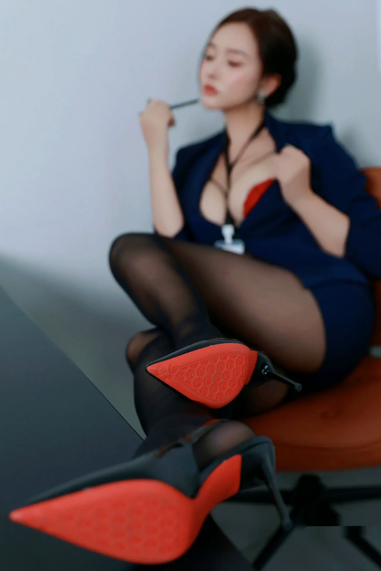 娜比职场OL诱惑制服写真,干练黑丝职业装私房大尺度,尽显气质女神美腿风情