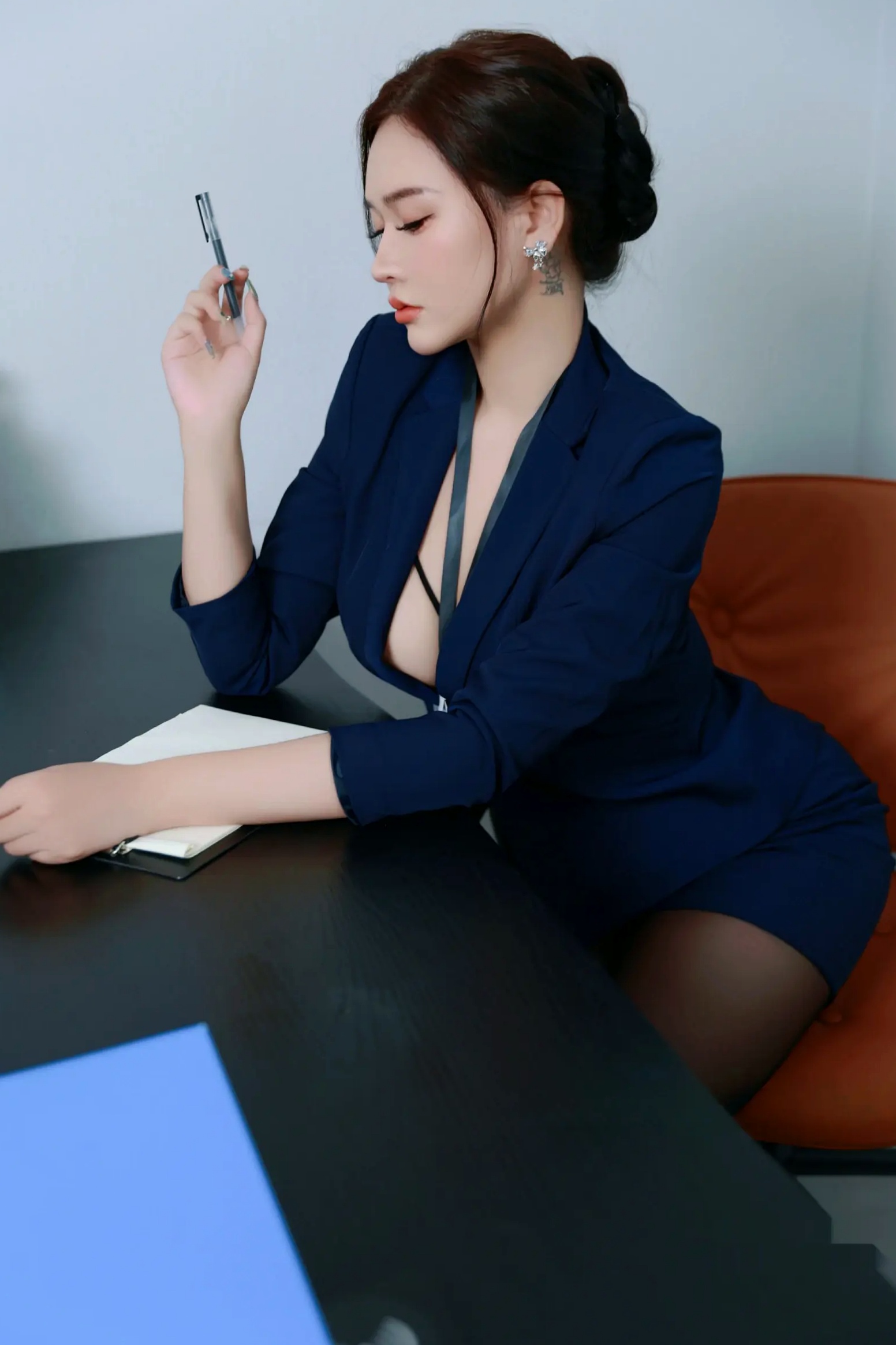 娜比职场OL诱惑制服写真,干练黑丝职业装私房大尺度,尽显气质女神美腿风情