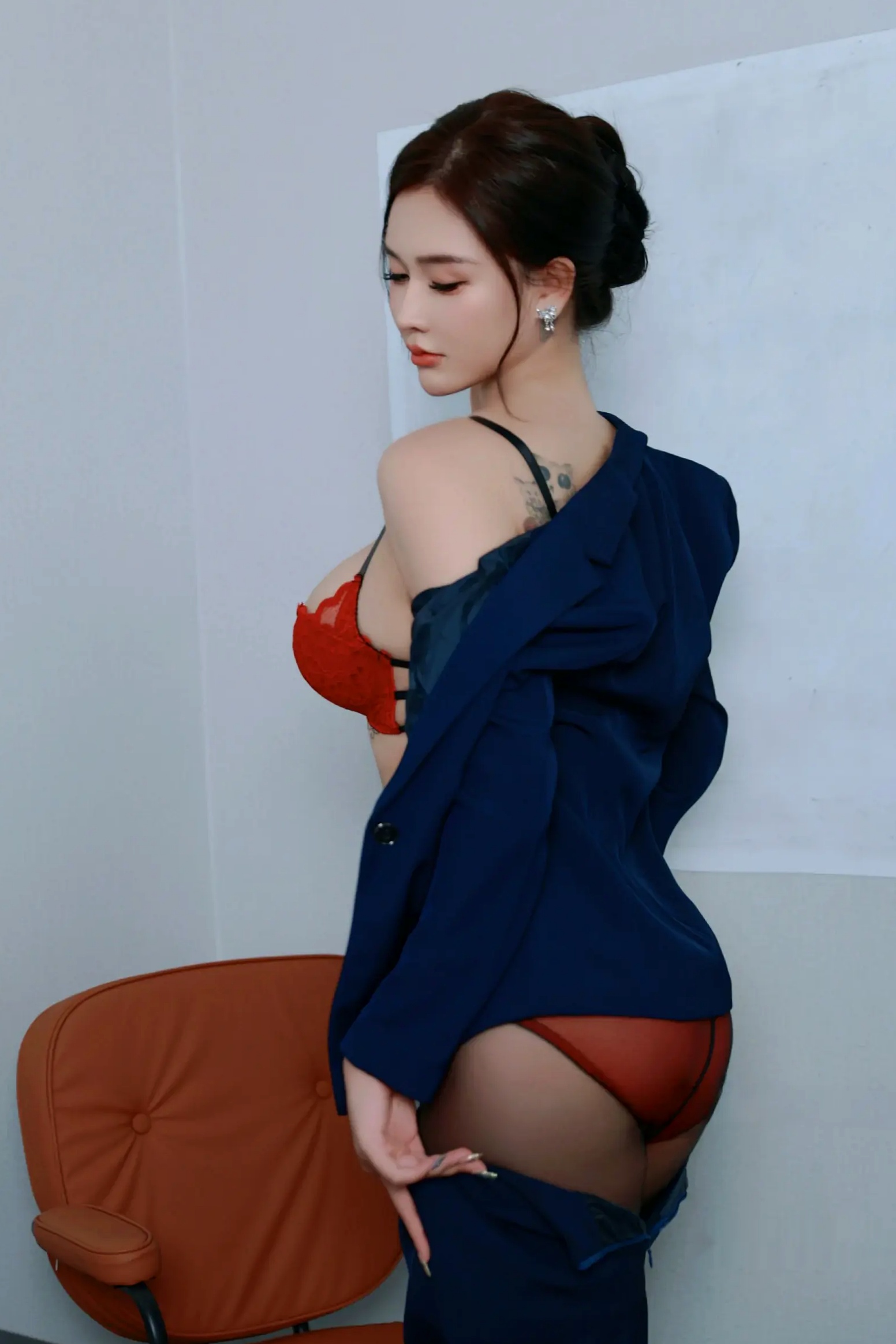 娜比职场OL诱惑制服写真,干练黑丝职业装私房大尺度,尽显气质女神美腿风情