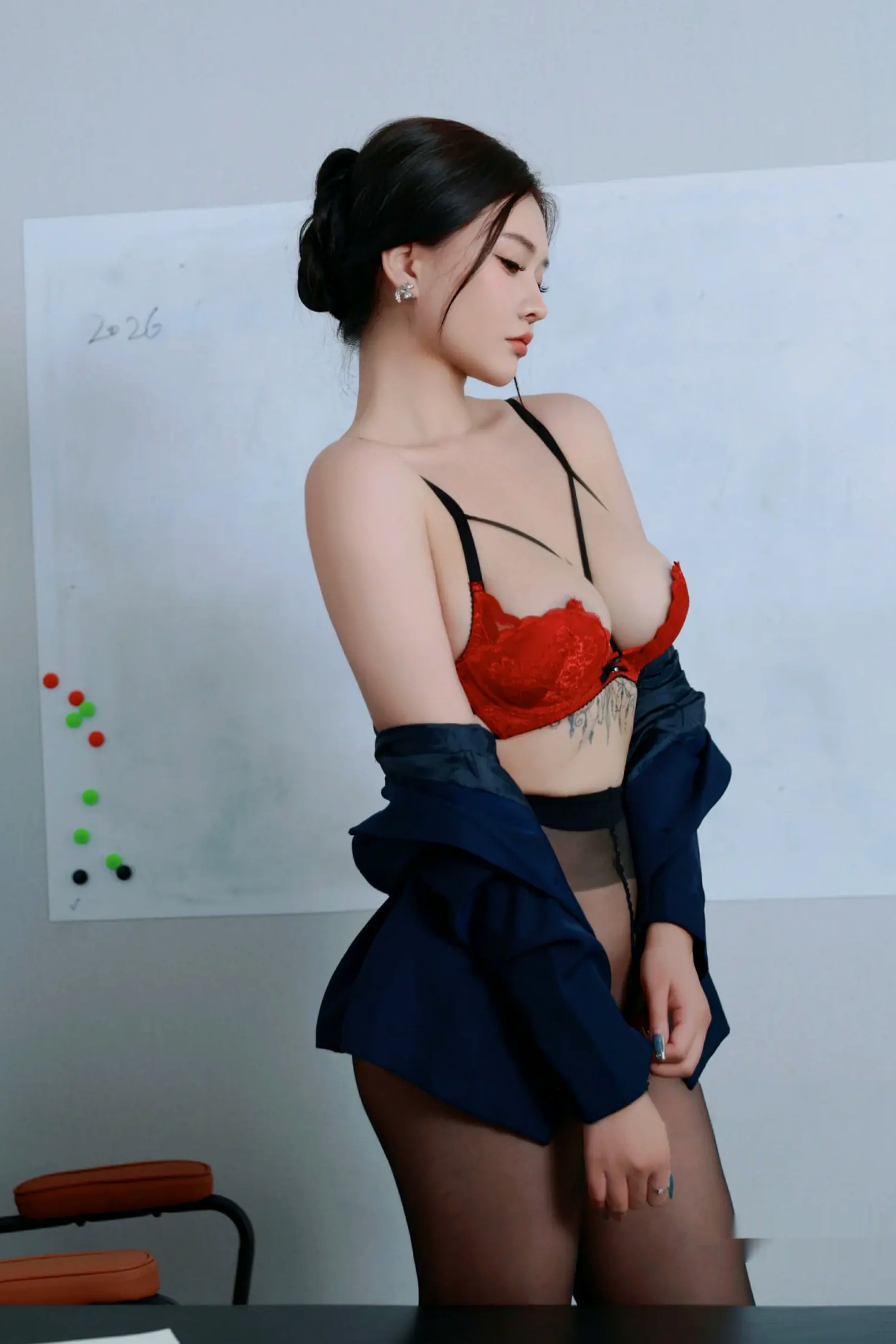娜比职场OL诱惑制服写真,干练黑丝职业装私房大尺度,尽显气质女神美腿风情