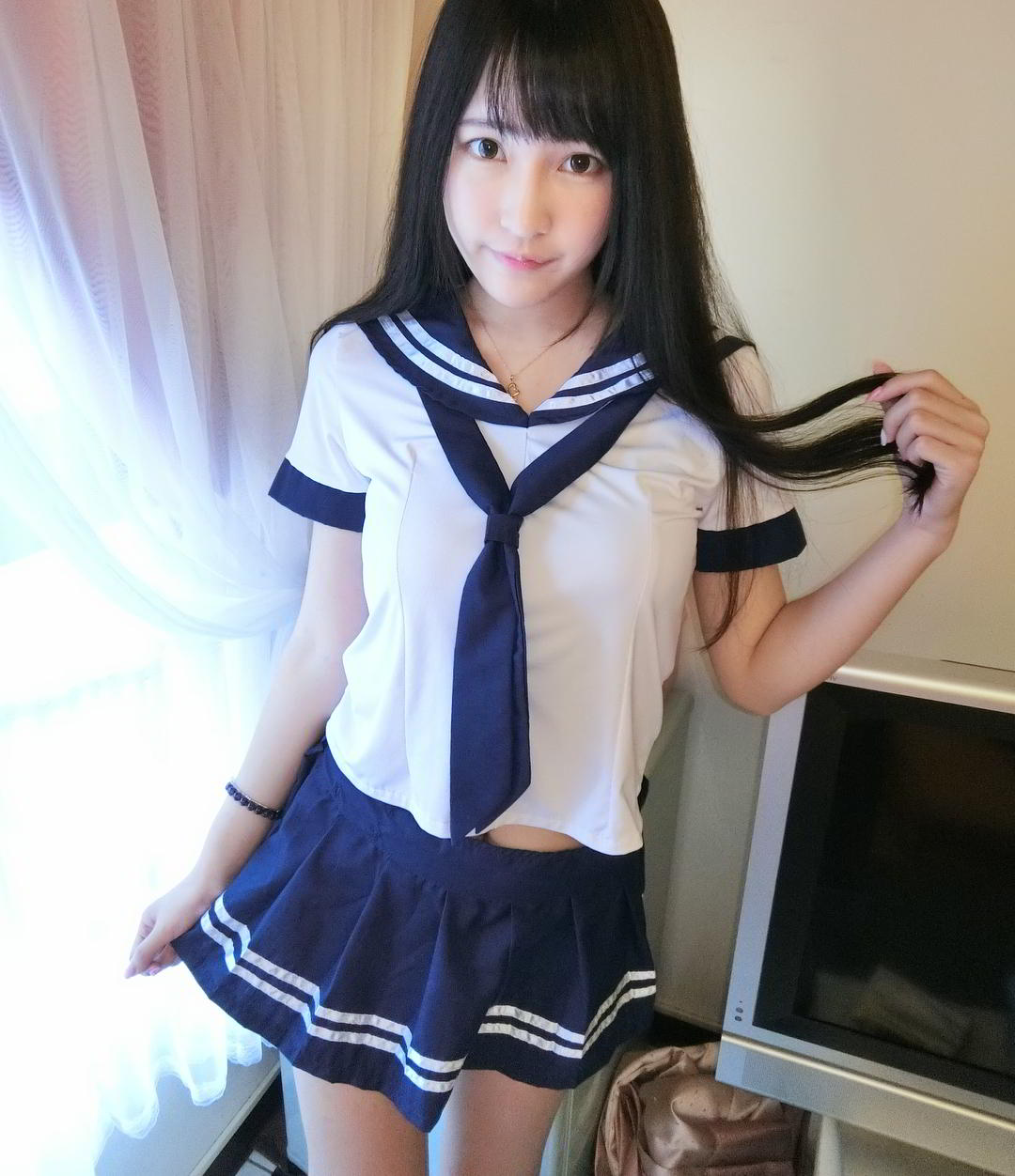 邻家女孩依梨 不小心曝光神秘地带