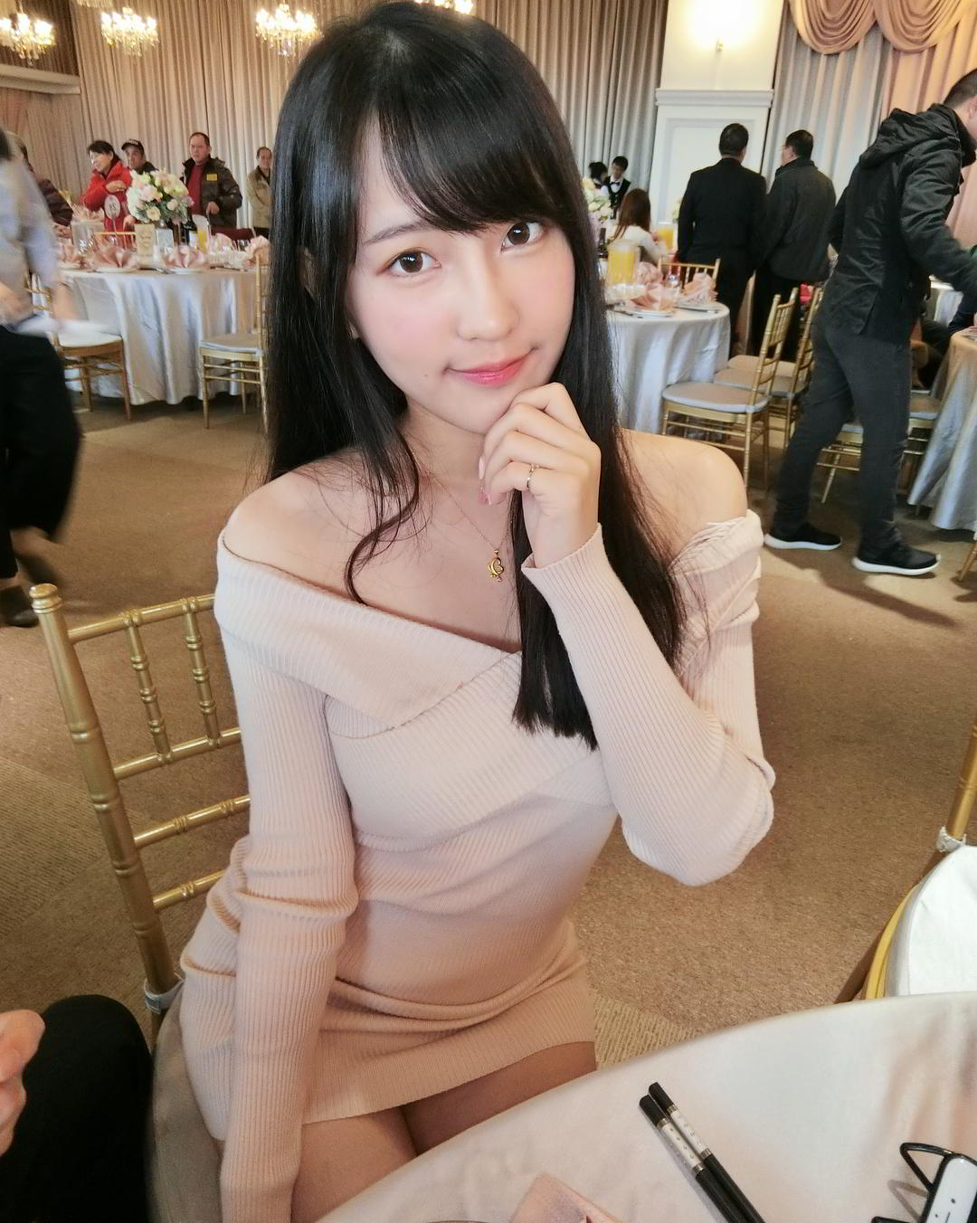 邻家女孩依梨 不小心曝光神秘地带