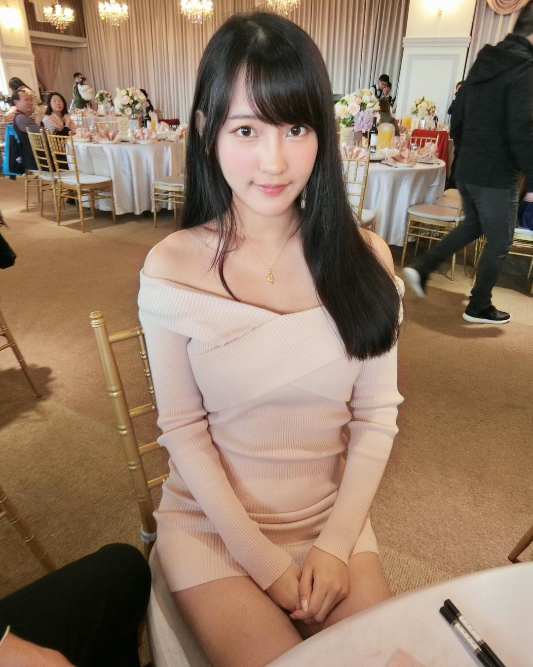 邻家女孩依梨 不小心曝光神秘地带