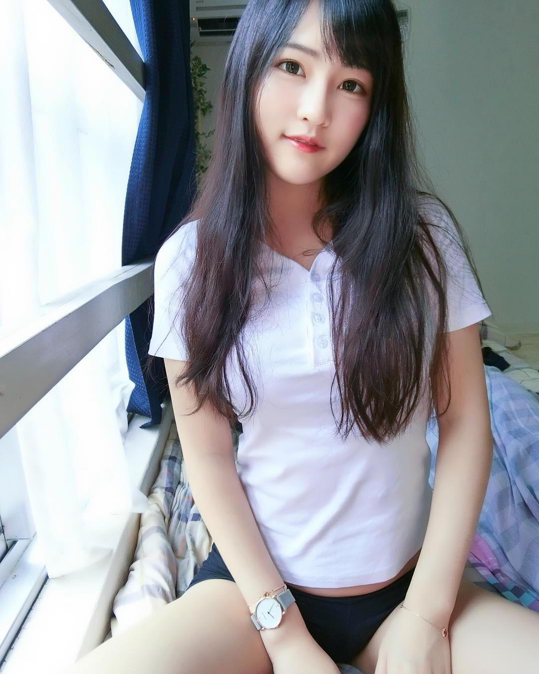 邻家女孩依梨 不小心曝光神秘地带
