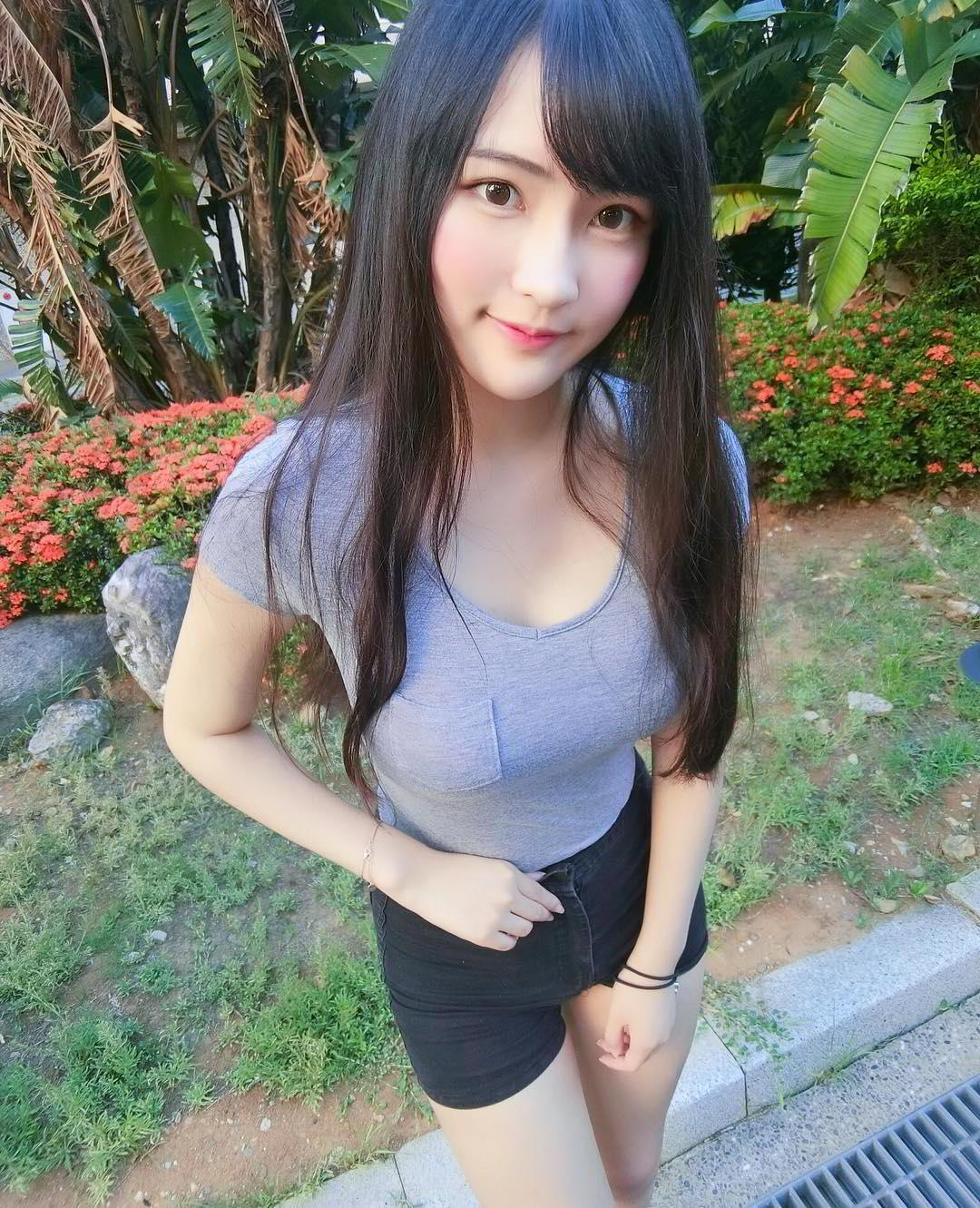 邻家女孩依梨 不小心曝光神秘地带