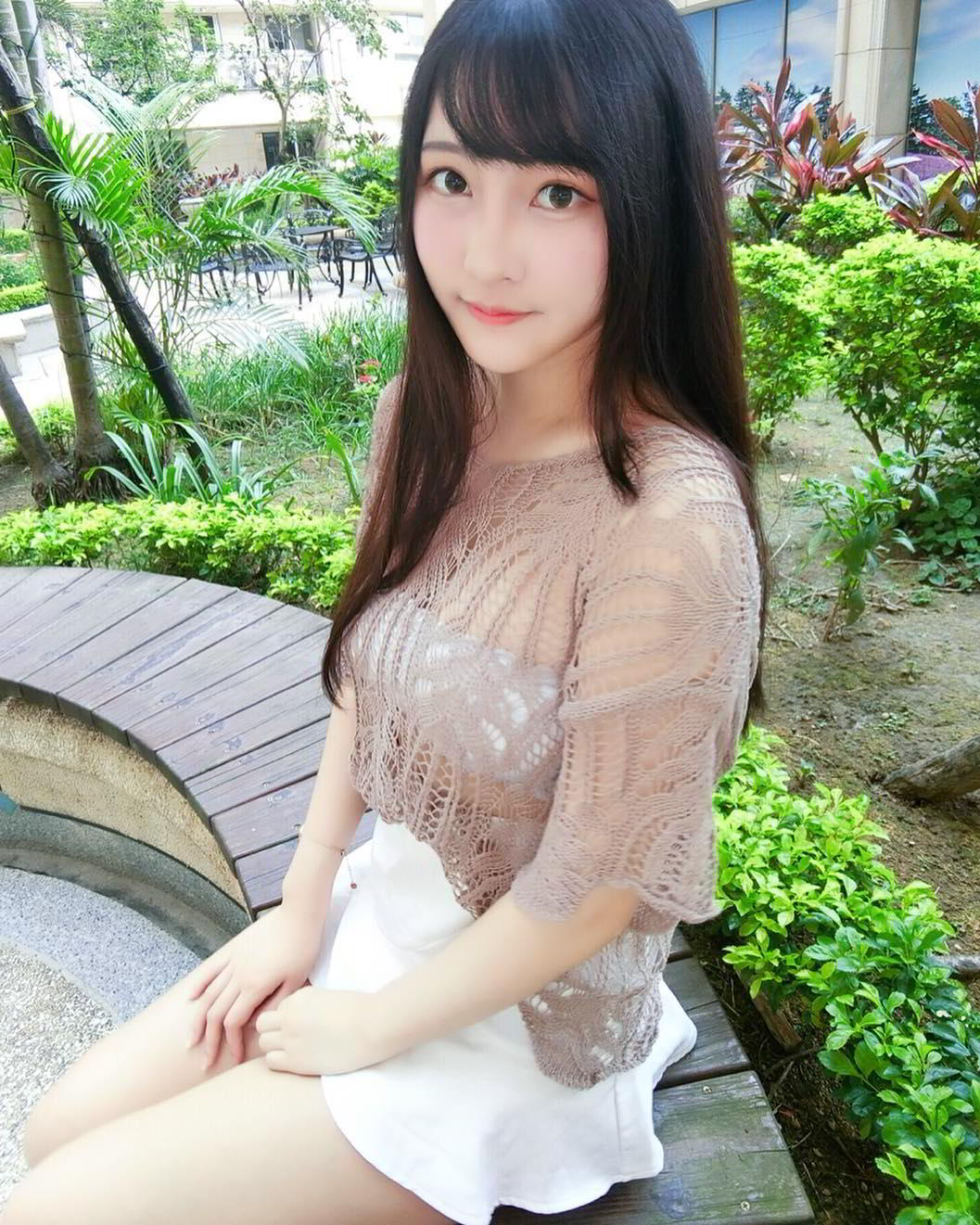 邻家女孩依梨 不小心曝光神秘地带