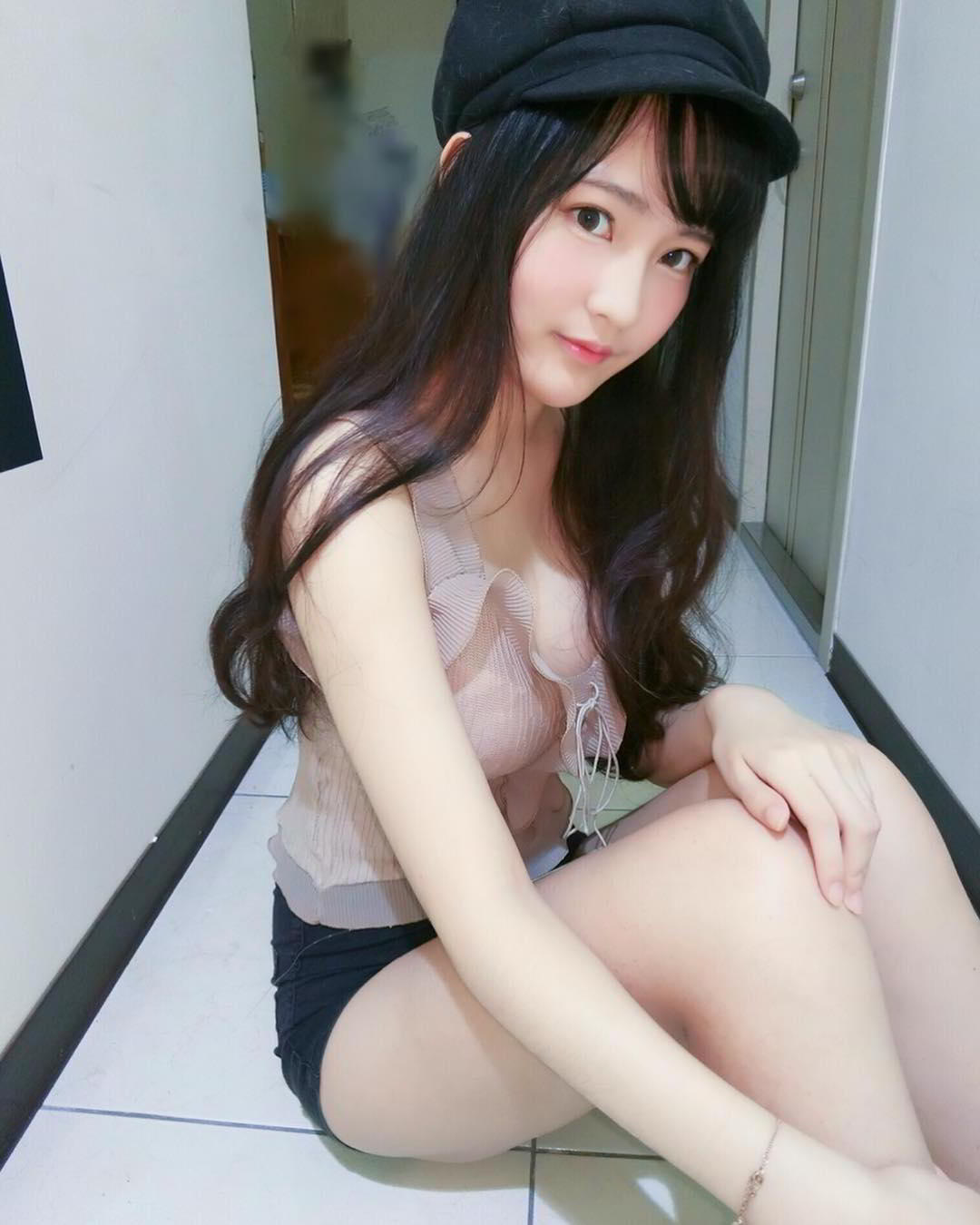 邻家女孩依梨 不小心曝光神秘地带