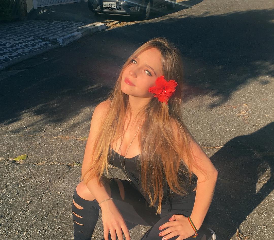 18岁巴西妹子Raphaella Bonaldi Sobral美照