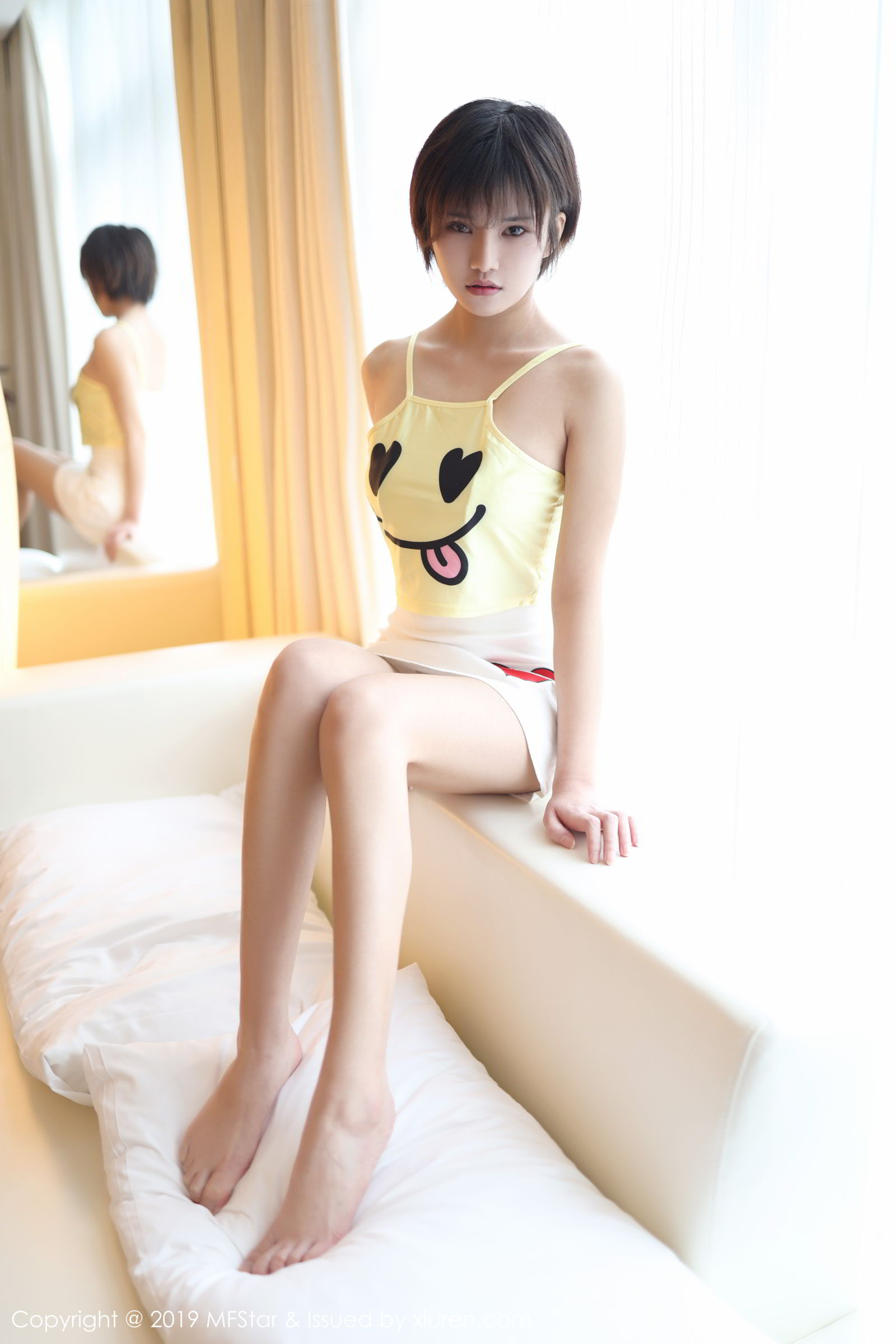 新人模特小姿2002 淡黄色卡通小吊带