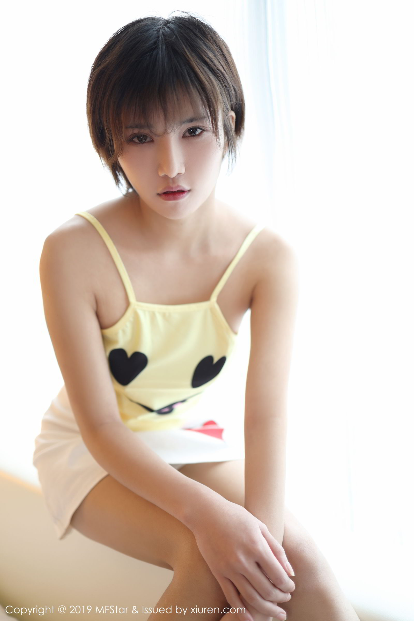 新人模特小姿2002 淡黄色卡通小吊带