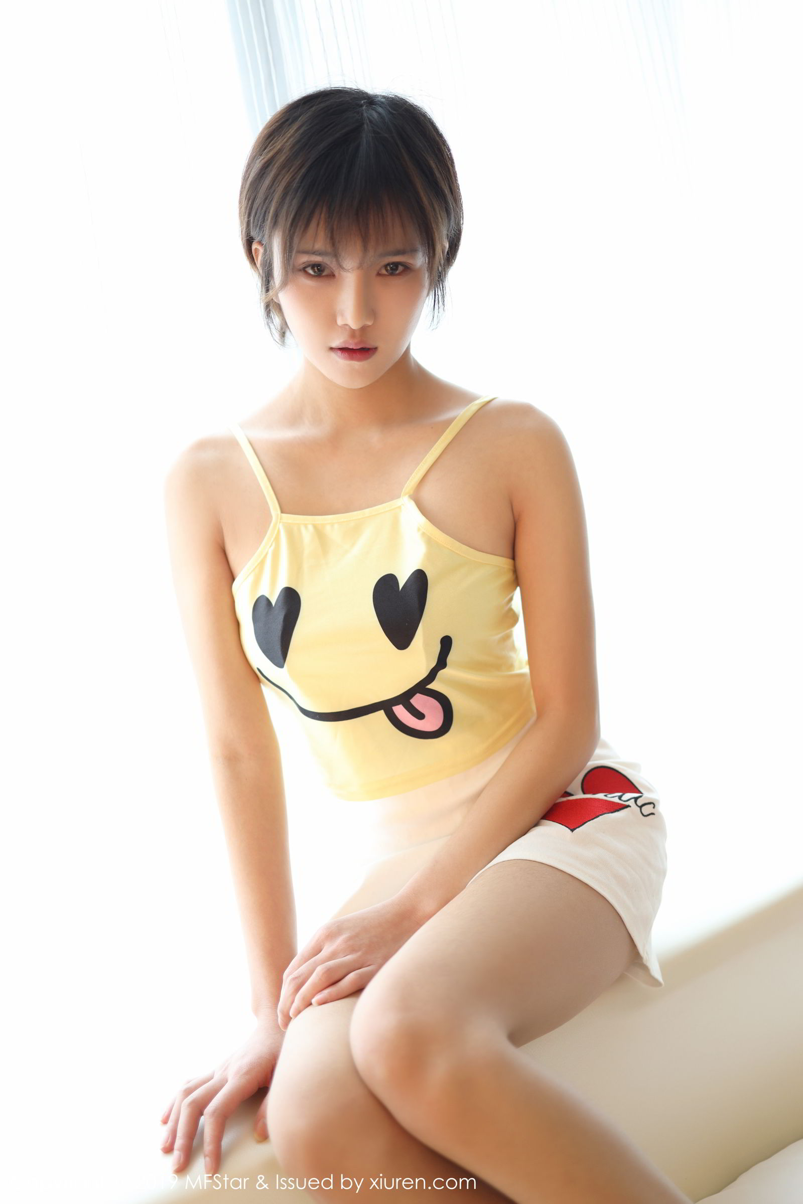 新人模特小姿2002 淡黄色卡通小吊带