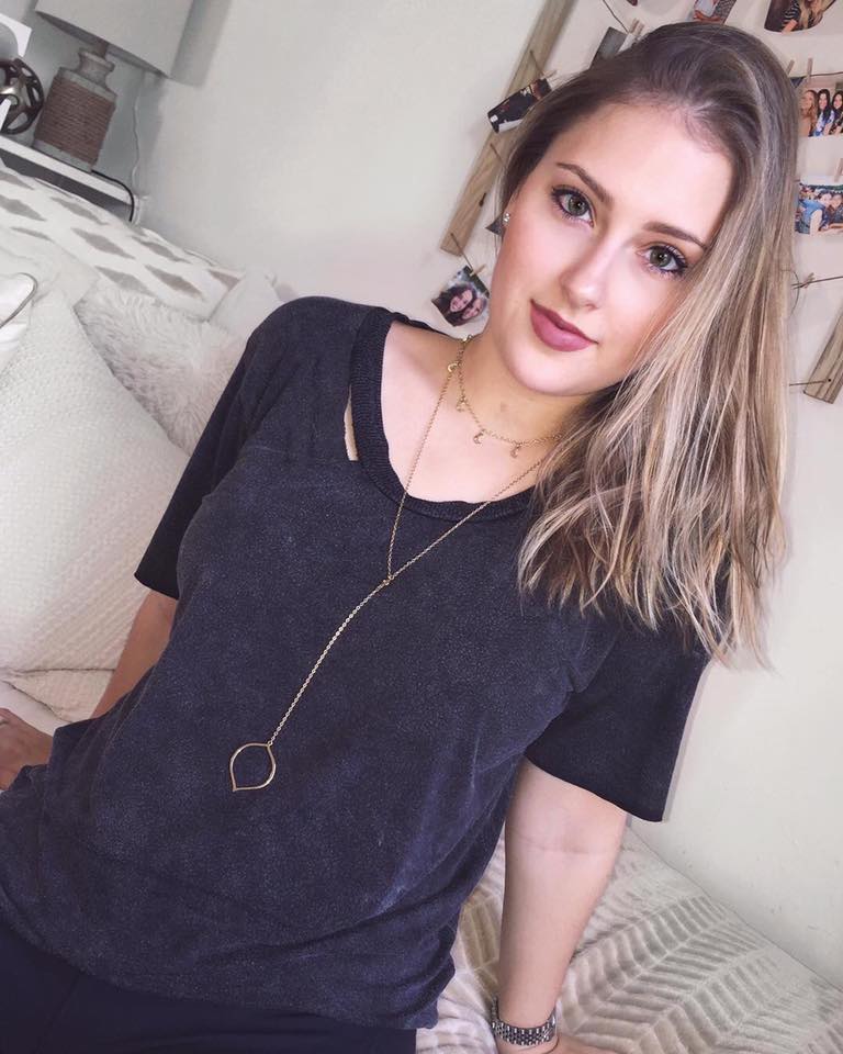 Claire Abbott- 核弹级身材的歌手