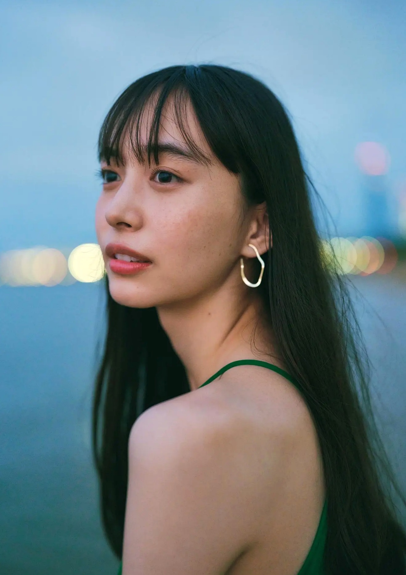 井桁弘恵《つかのま》写真:性感私房卧房与清新户外高挑美腿大片