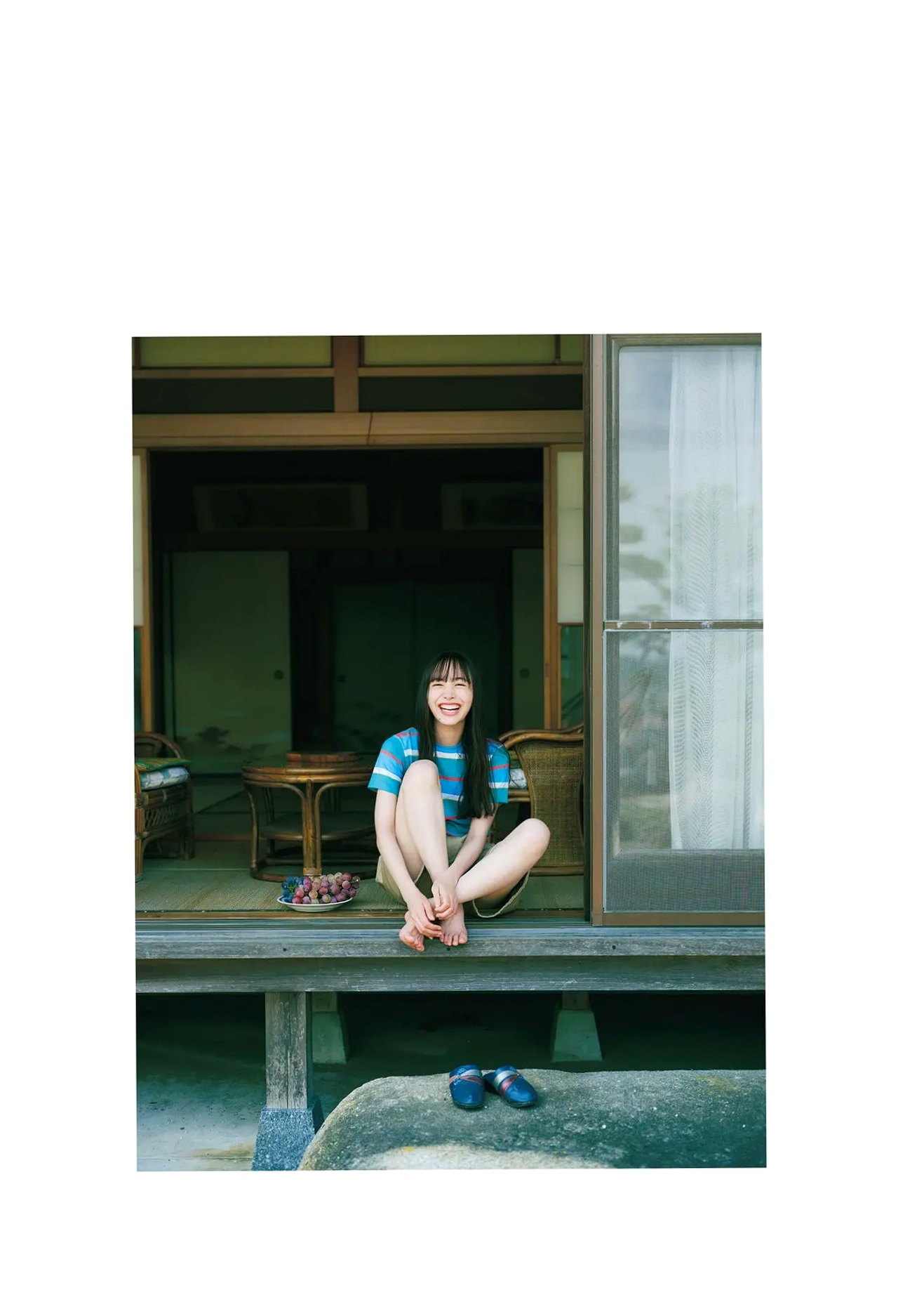 井桁弘恵《つかのま》写真:性感私房卧房与清新户外高挑美腿大片
