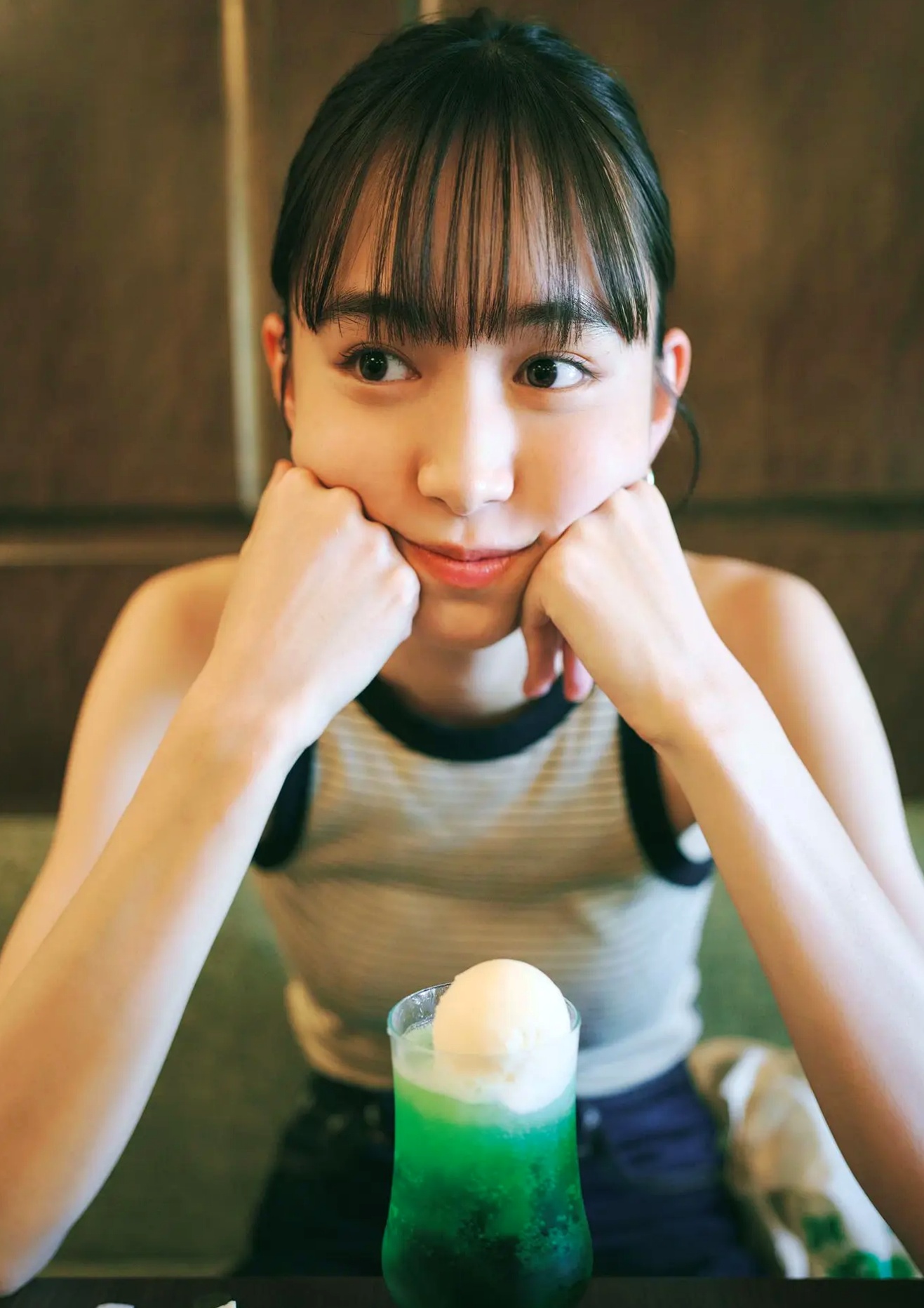 井桁弘恵《つかのま》写真:性感私房卧房与清新户外高挑美腿大片