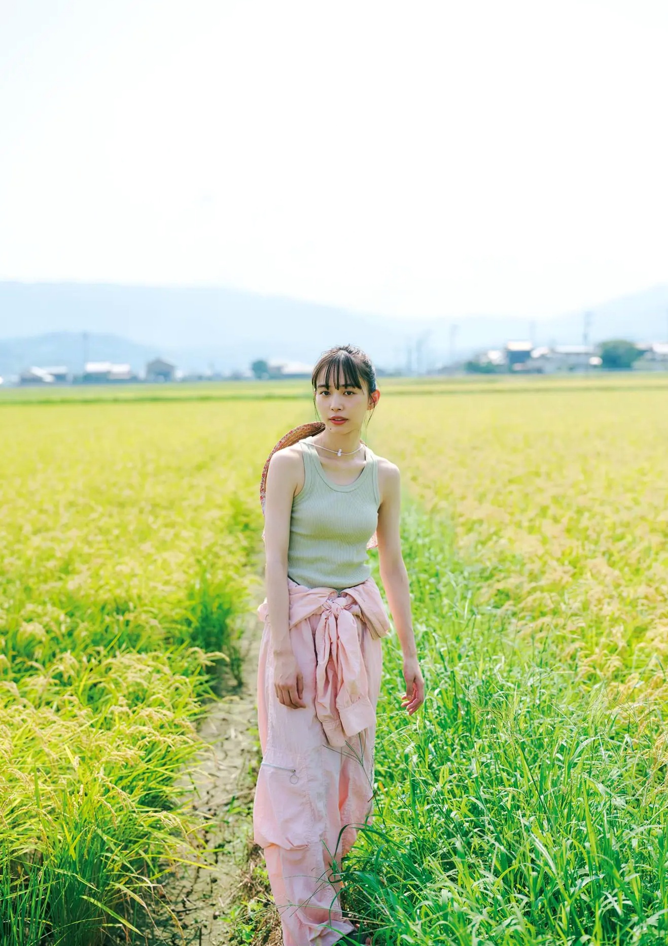 井桁弘恵《つかのま》写真:性感私房卧房与清新户外高挑美腿大片