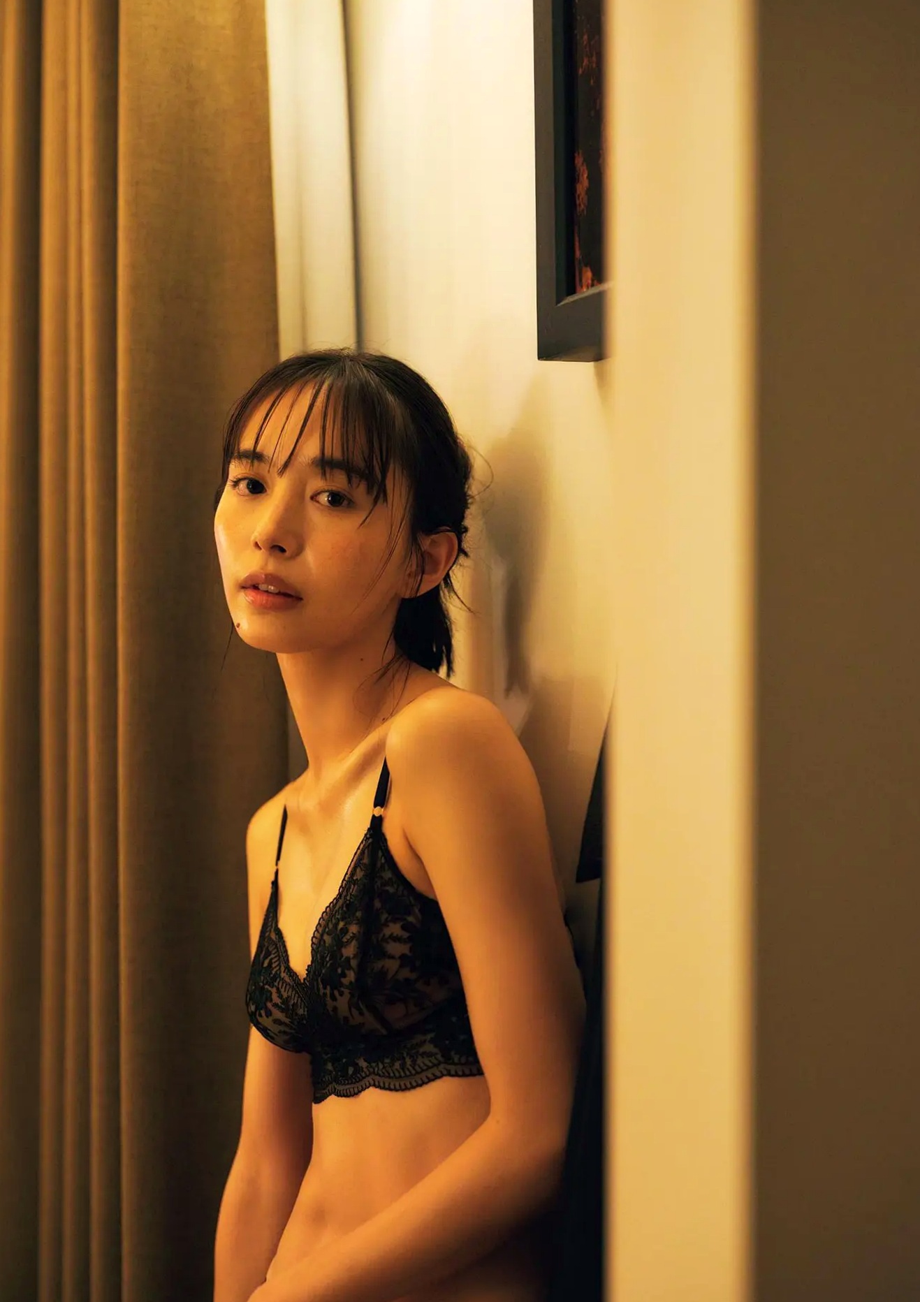 井桁弘恵《つかのま》写真:性感私房卧房与清新户外高挑美腿大片