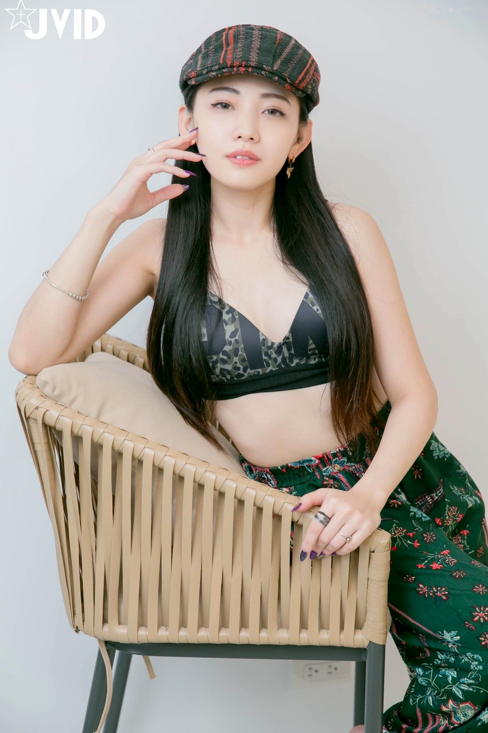 JVID-夏暮光-私底下穿著就讓人喜歡的性格美女_卧室极品私房大尺度写真_慵懒性感诱惑