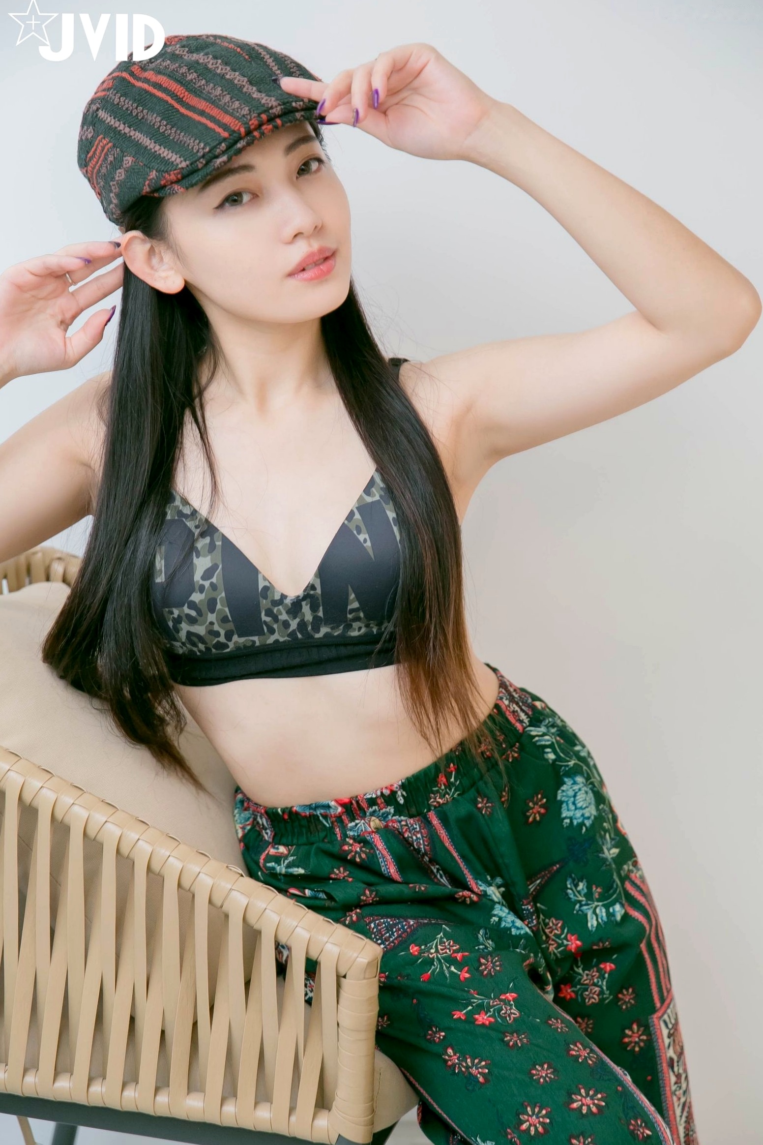 JVID-夏暮光-私底下穿著就讓人喜歡的性格美女_卧室极品私房大尺度写真_慵懒性感诱惑