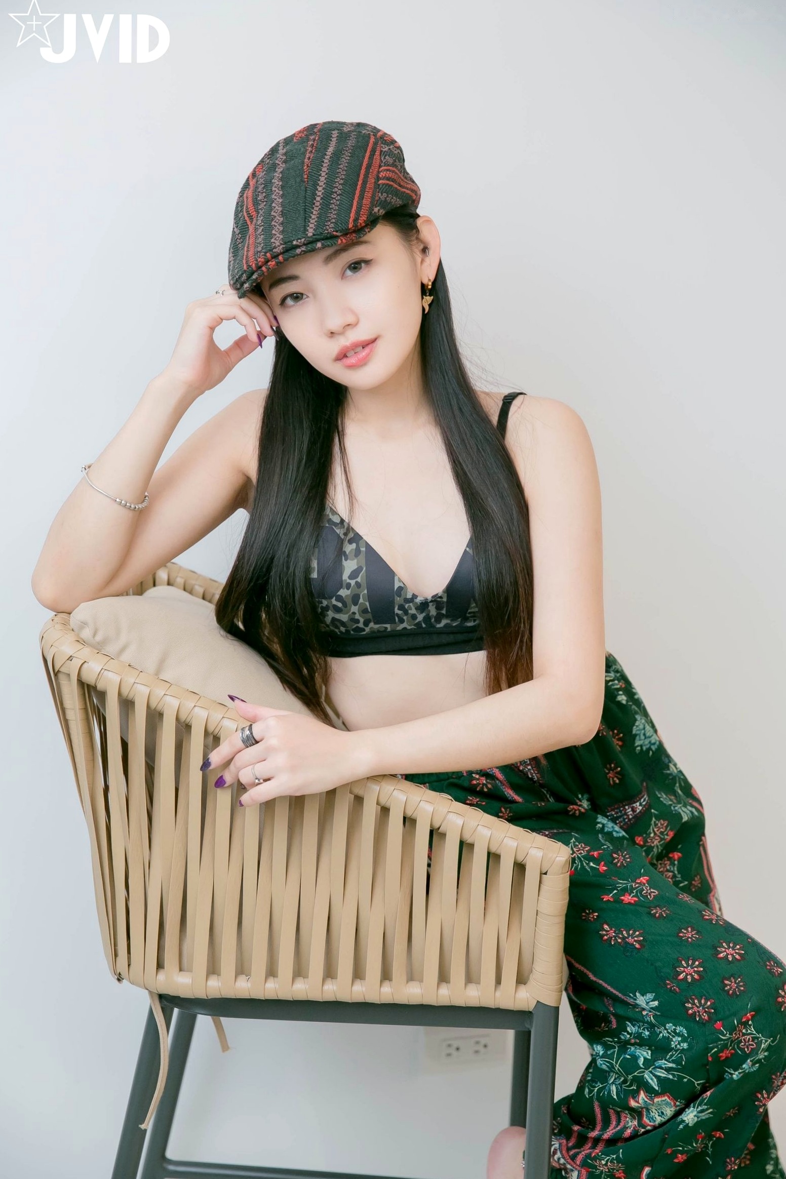 JVID-夏暮光-私底下穿著就讓人喜歡的性格美女_卧室极品私房大尺度写真_慵懒性感诱惑