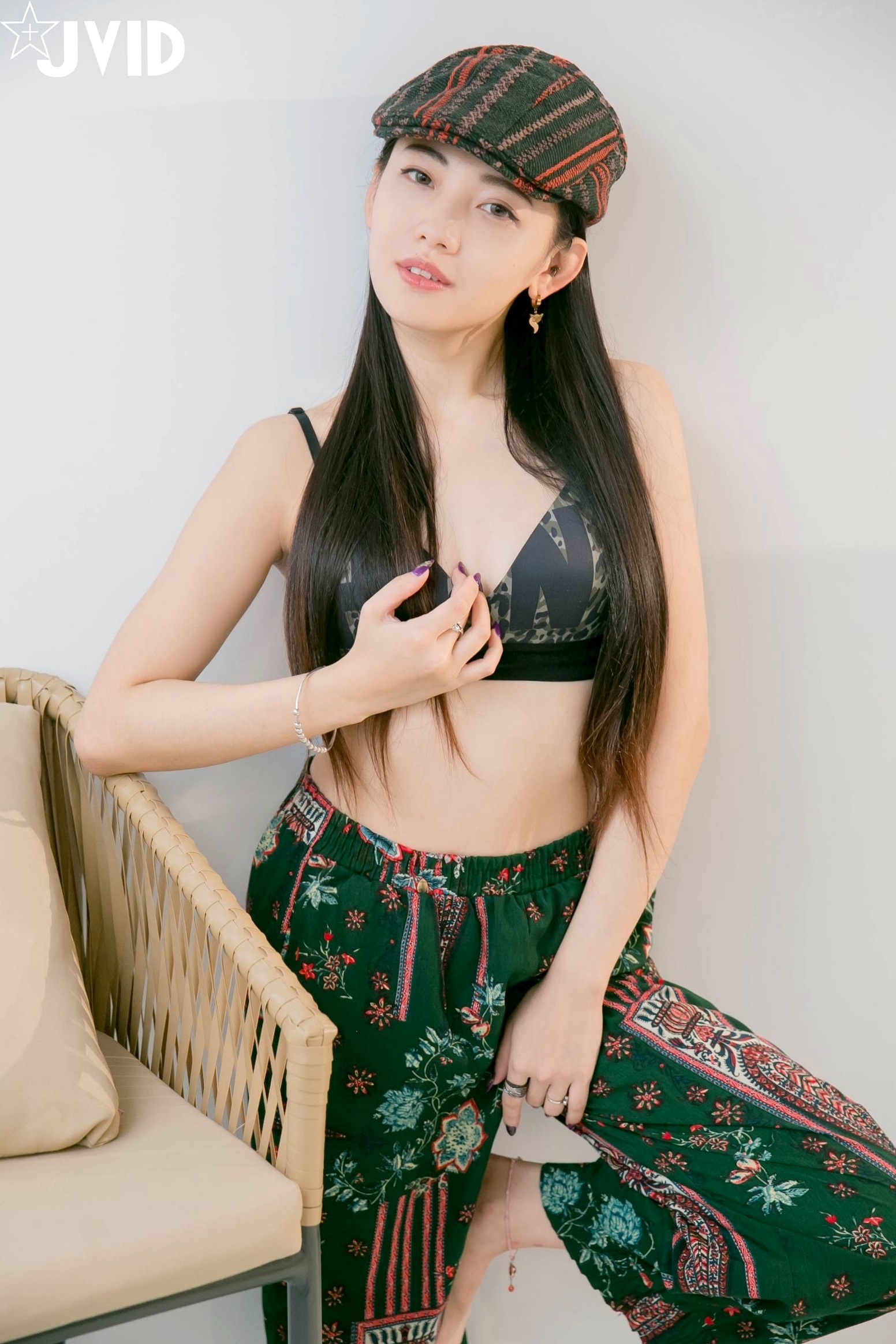 JVID-夏暮光-私底下穿著就讓人喜歡的性格美女_卧室极品私房大尺度写真_慵懒性感诱惑