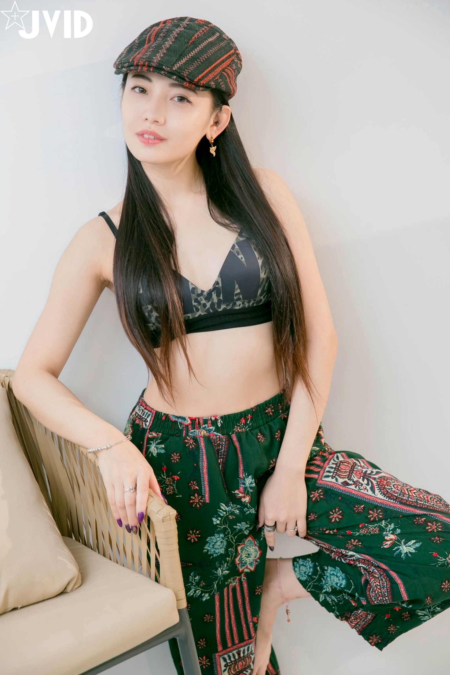 JVID-夏暮光-私底下穿著就讓人喜歡的性格美女_卧室极品私房大尺度写真_慵懒性感诱惑