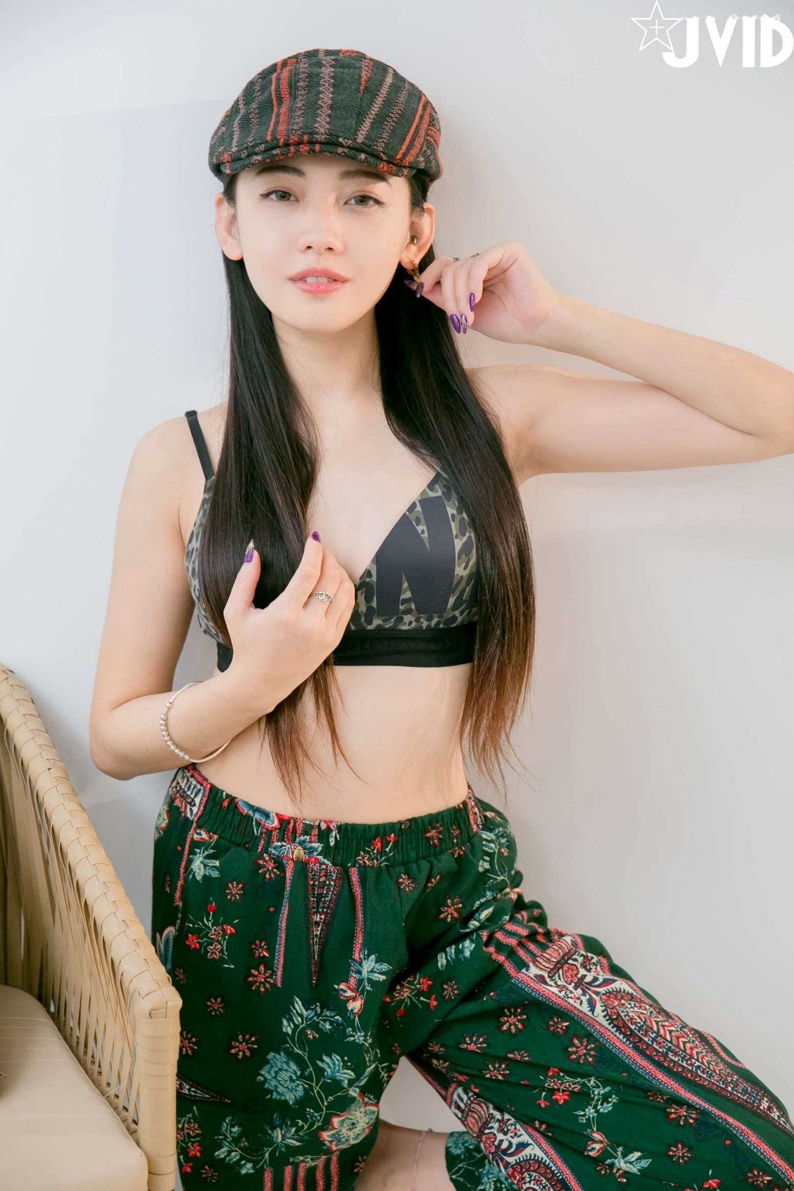 JVID-夏暮光-私底下穿著就讓人喜歡的性格美女_卧室极品私房大尺度写真_慵懒性感诱惑