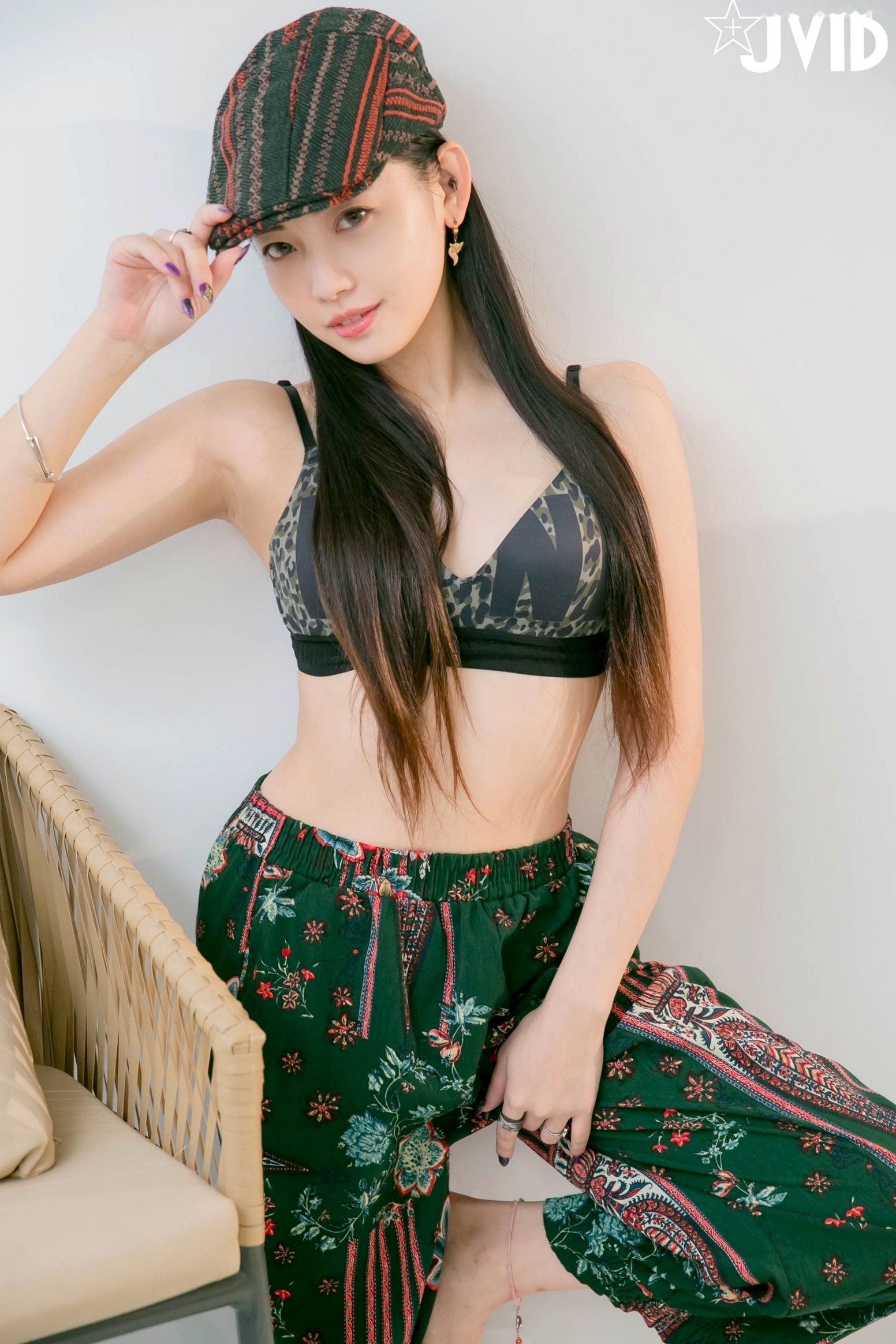JVID-夏暮光-私底下穿著就讓人喜歡的性格美女_卧室极品私房大尺度写真_慵懒性感诱惑