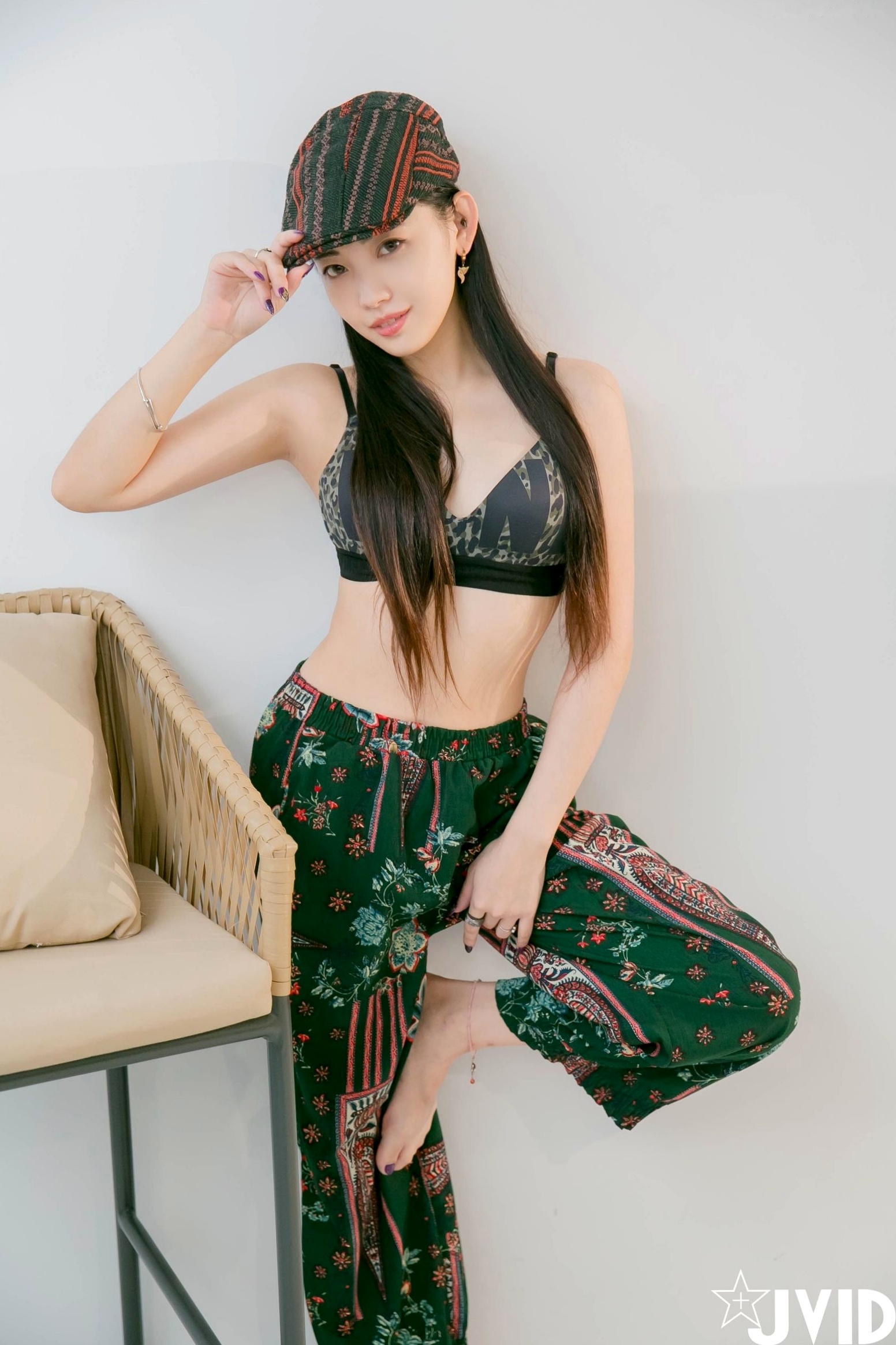 JVID-夏暮光-私底下穿著就讓人喜歡的性格美女_卧室极品私房大尺度写真_慵懒性感诱惑