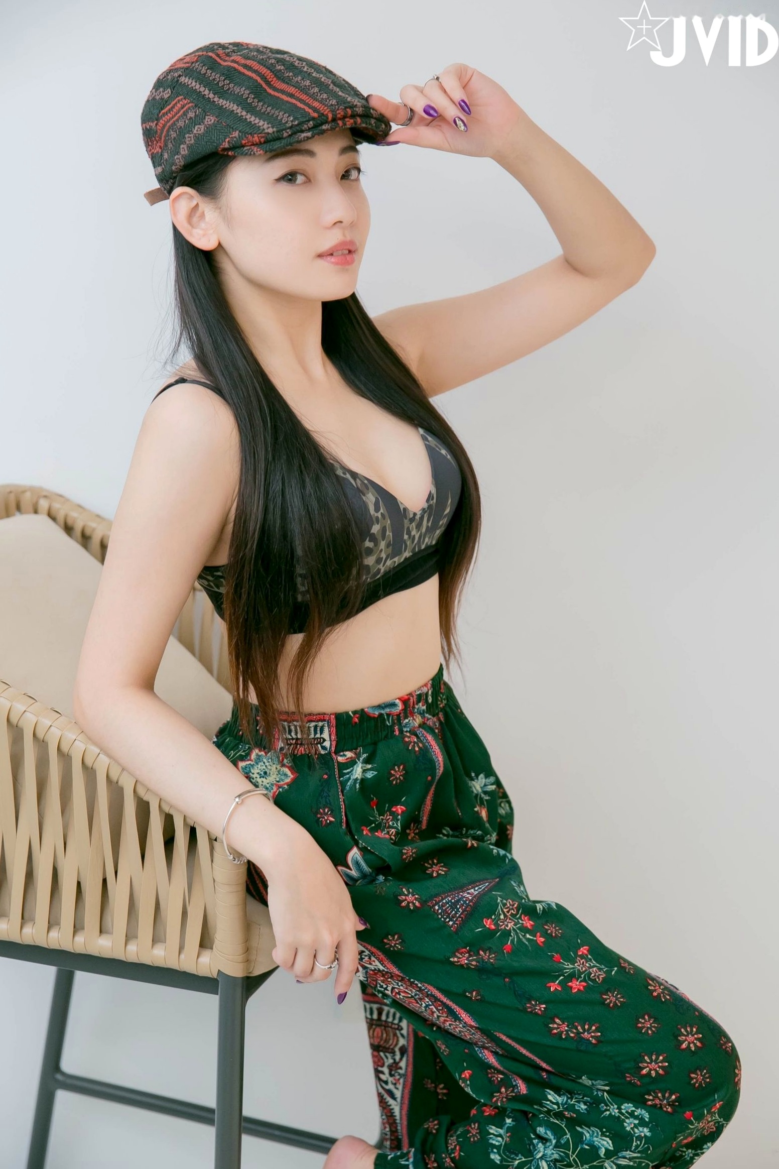 JVID-夏暮光-私底下穿著就讓人喜歡的性格美女_卧室极品私房大尺度写真_慵懒性感诱惑