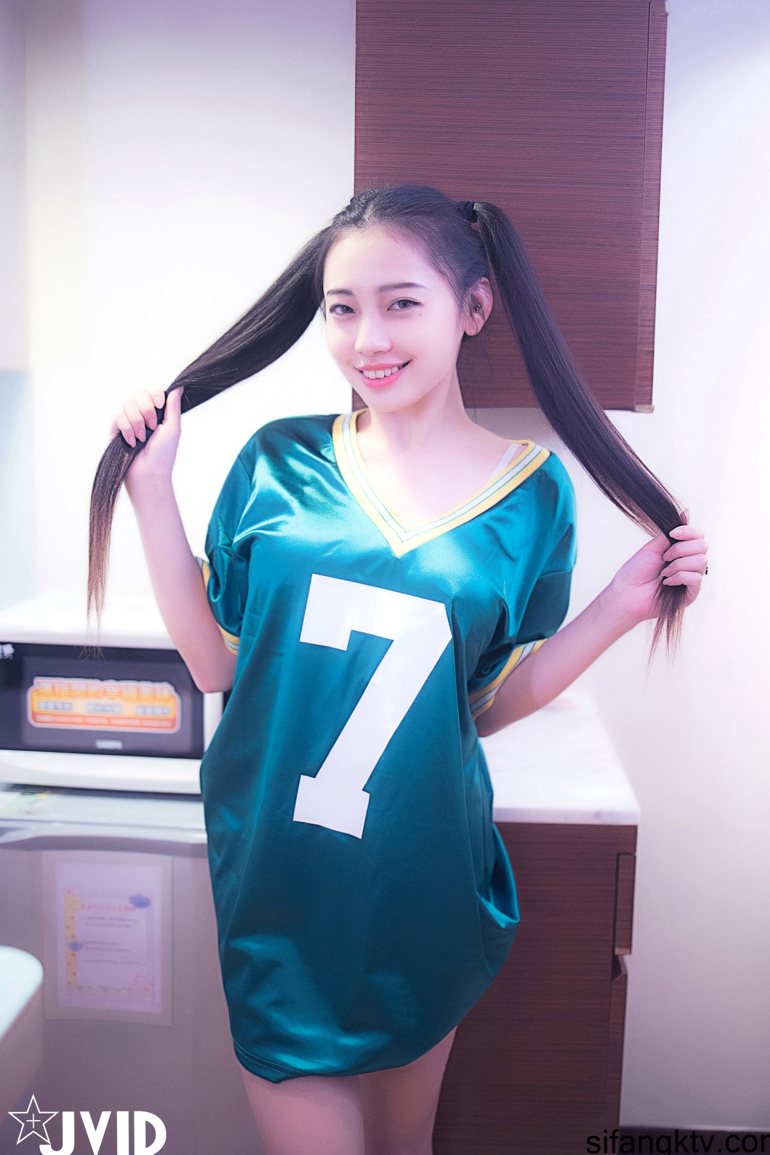 JVID-夏暮光-清纯双马尾卧室私房写真-运动内衣纯欲诱惑-传说中感乳萝莉美女-2022.02.09