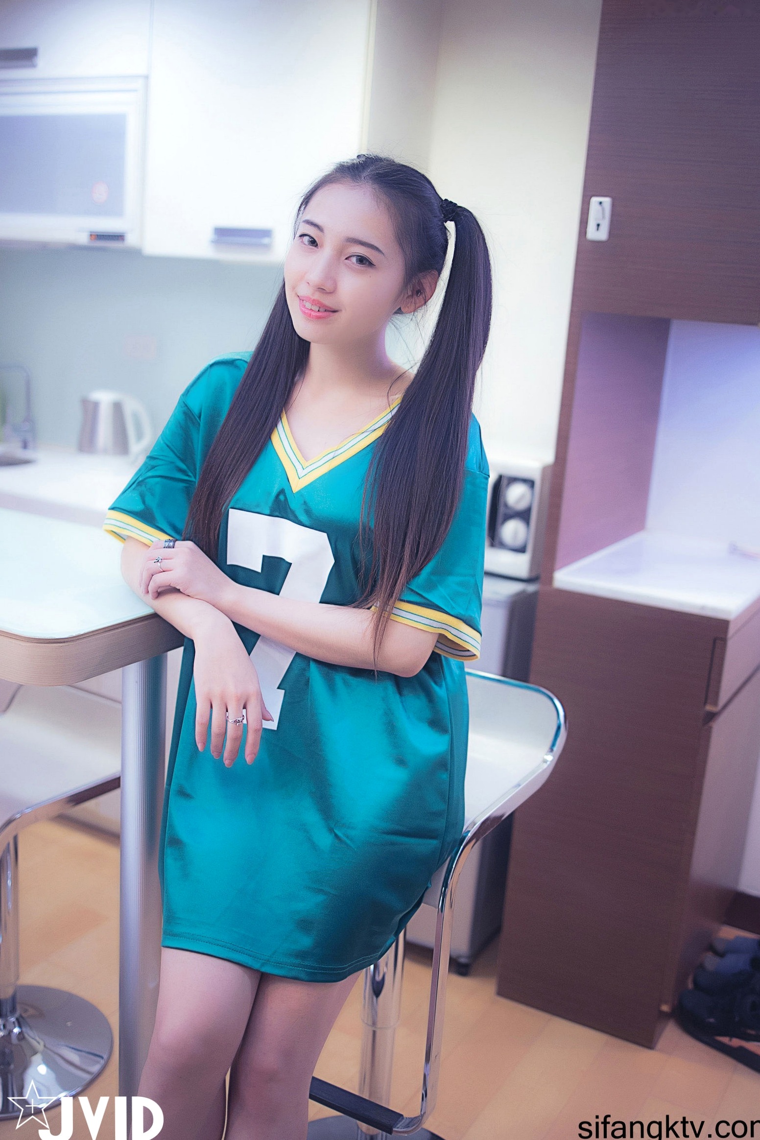 JVID-夏暮光-清纯双马尾卧室私房写真-运动内衣纯欲诱惑-传说中感乳萝莉美女-2022.02.09