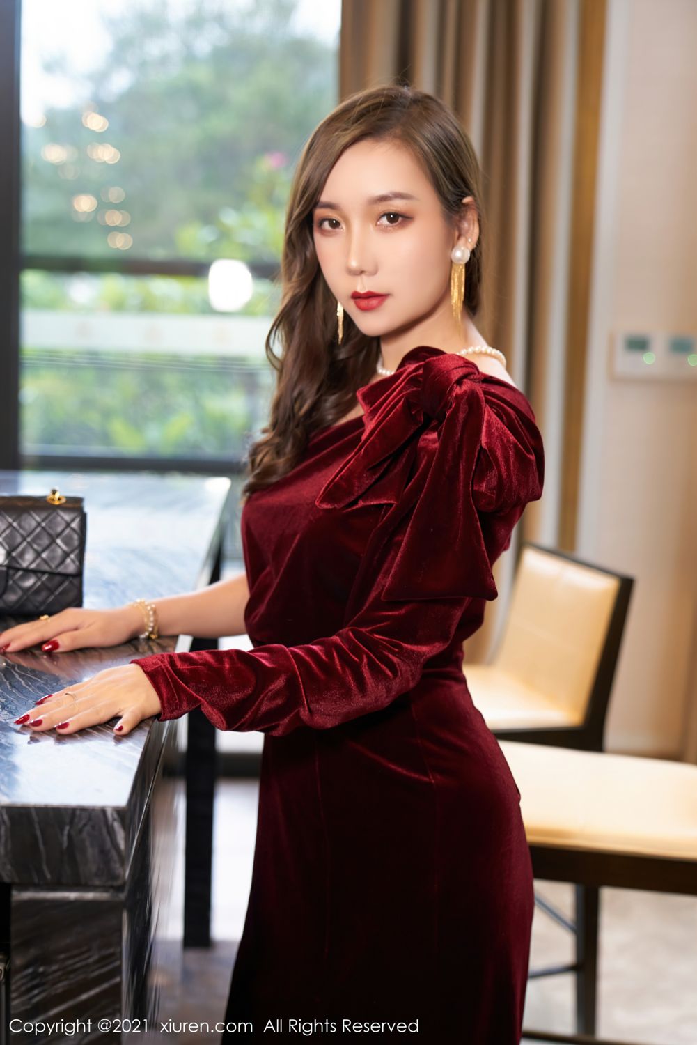 御姐模特艾静香 猩红华丽的礼裙