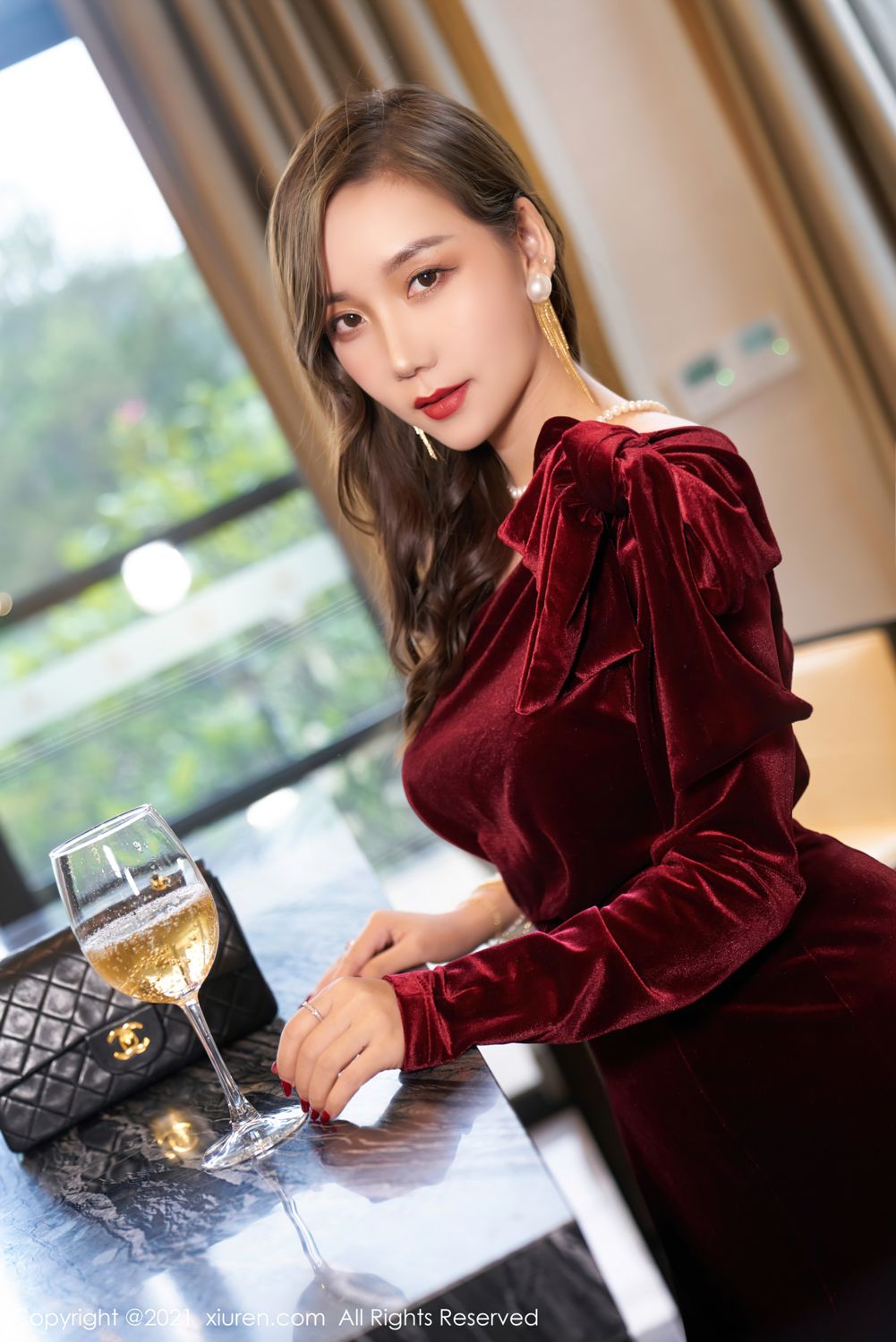 御姐模特艾静香 猩红华丽的礼裙