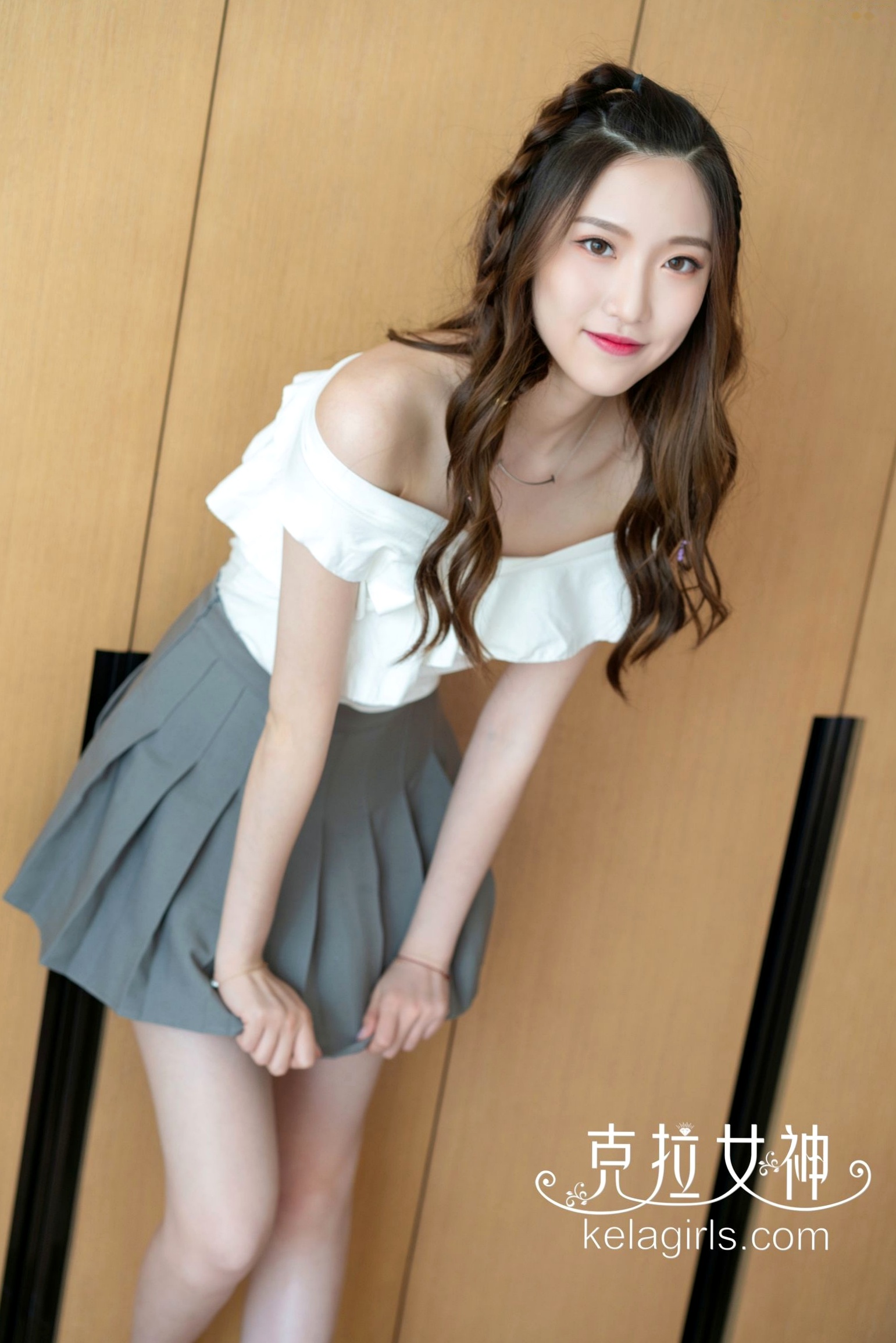 KelaGirls克拉女神2019.10.04:芊芊《玉腿横陈》——青春校园风家居私房写真,性感短裙美腿诱惑