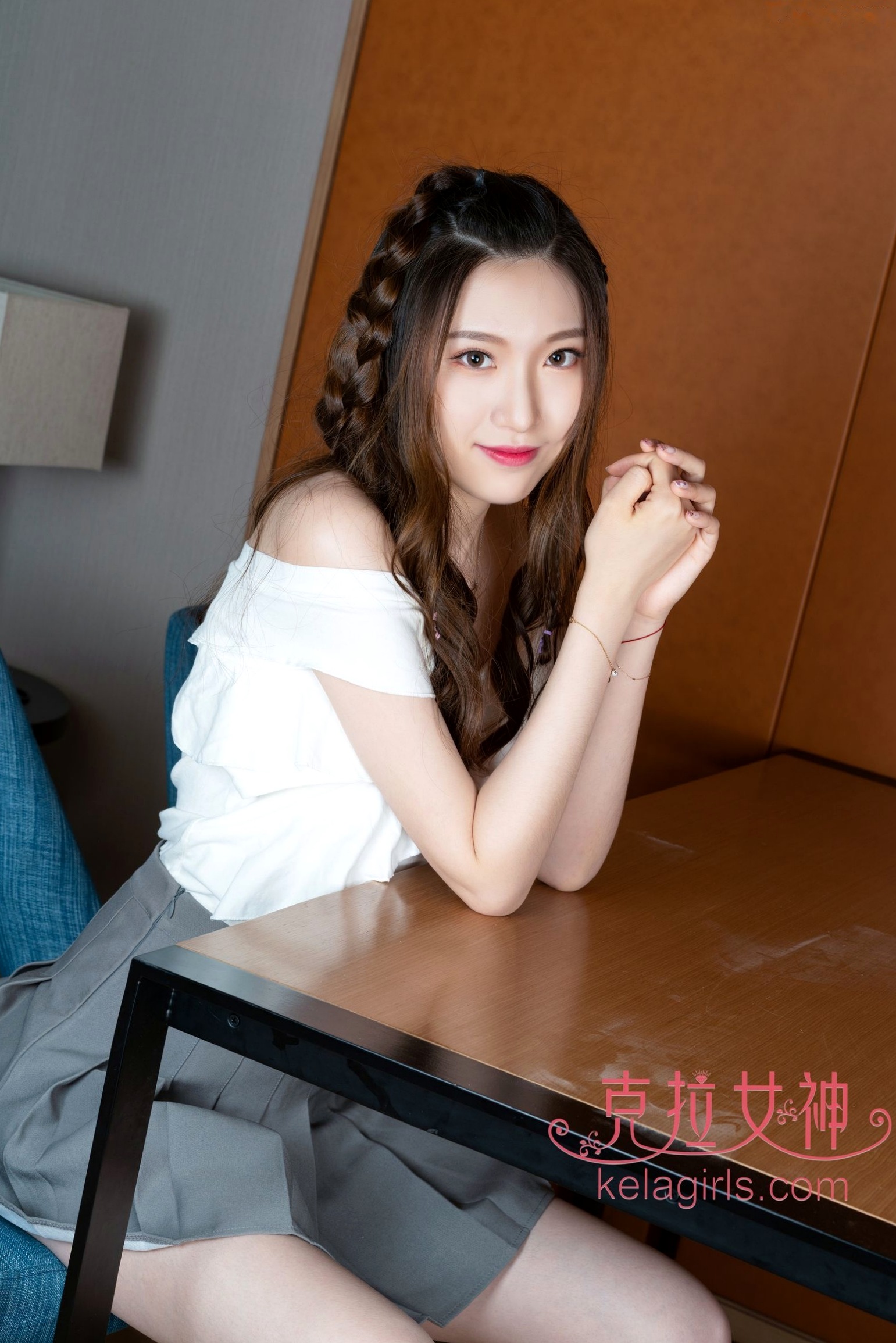 KelaGirls克拉女神2019.10.04:芊芊《玉腿横陈》——青春校园风家居私房写真,性感短裙美腿诱惑