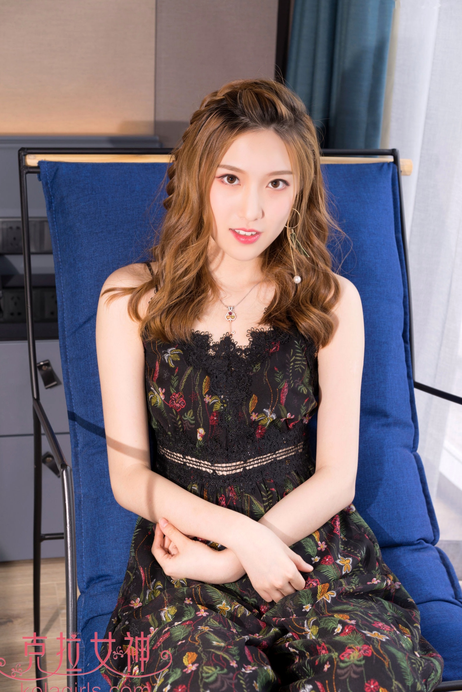 KelaGirls克拉女神-芊芊《窈窕淑女》:邻家气质女神室内花裙写真,优雅甜美家居私房照