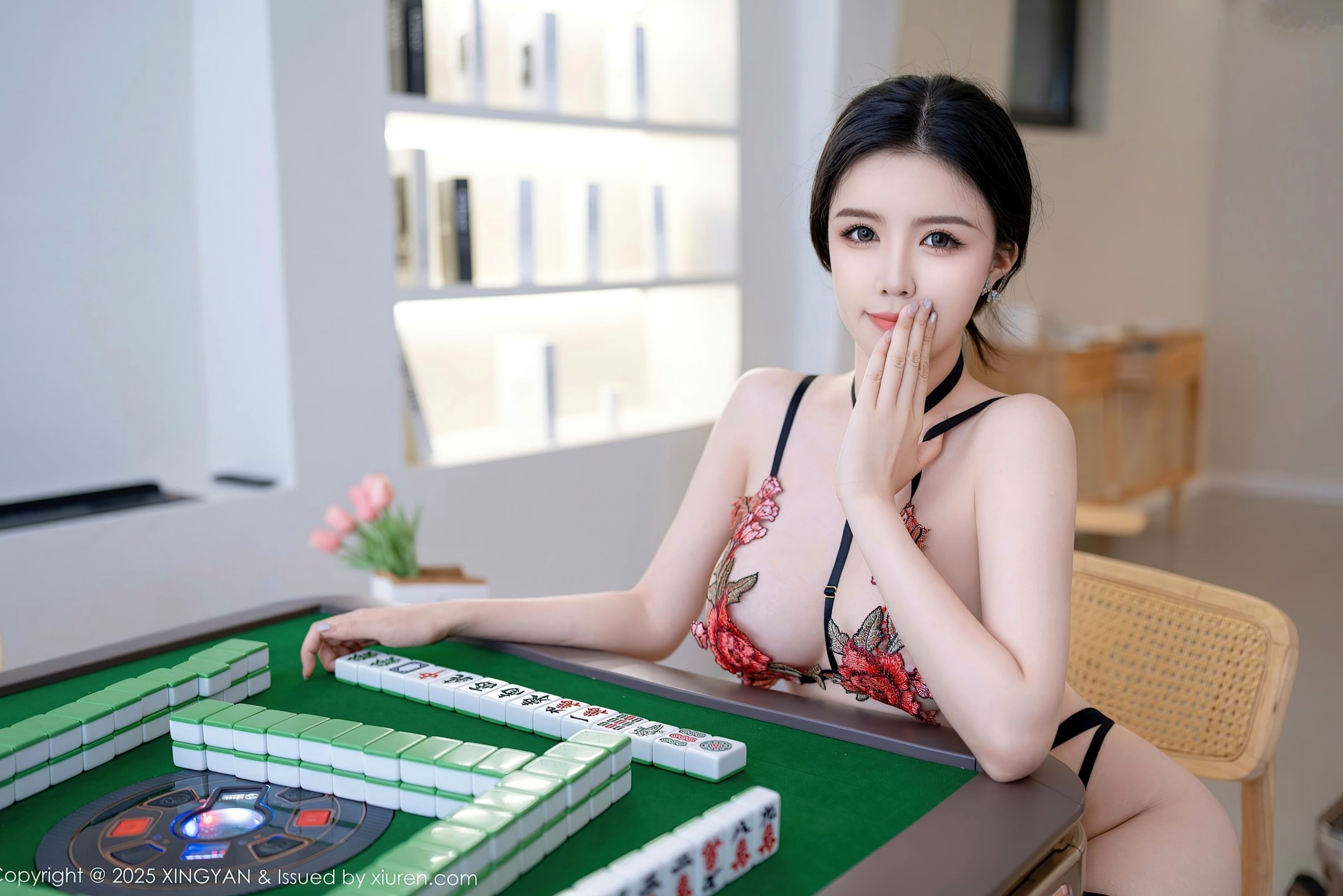《XingYan星颜社-308-袁圆-麻将桌主题系列-黑色绑带情趣内衣配红丝袜-时尚私房写真-极致诱惑女神-2025.02.13》