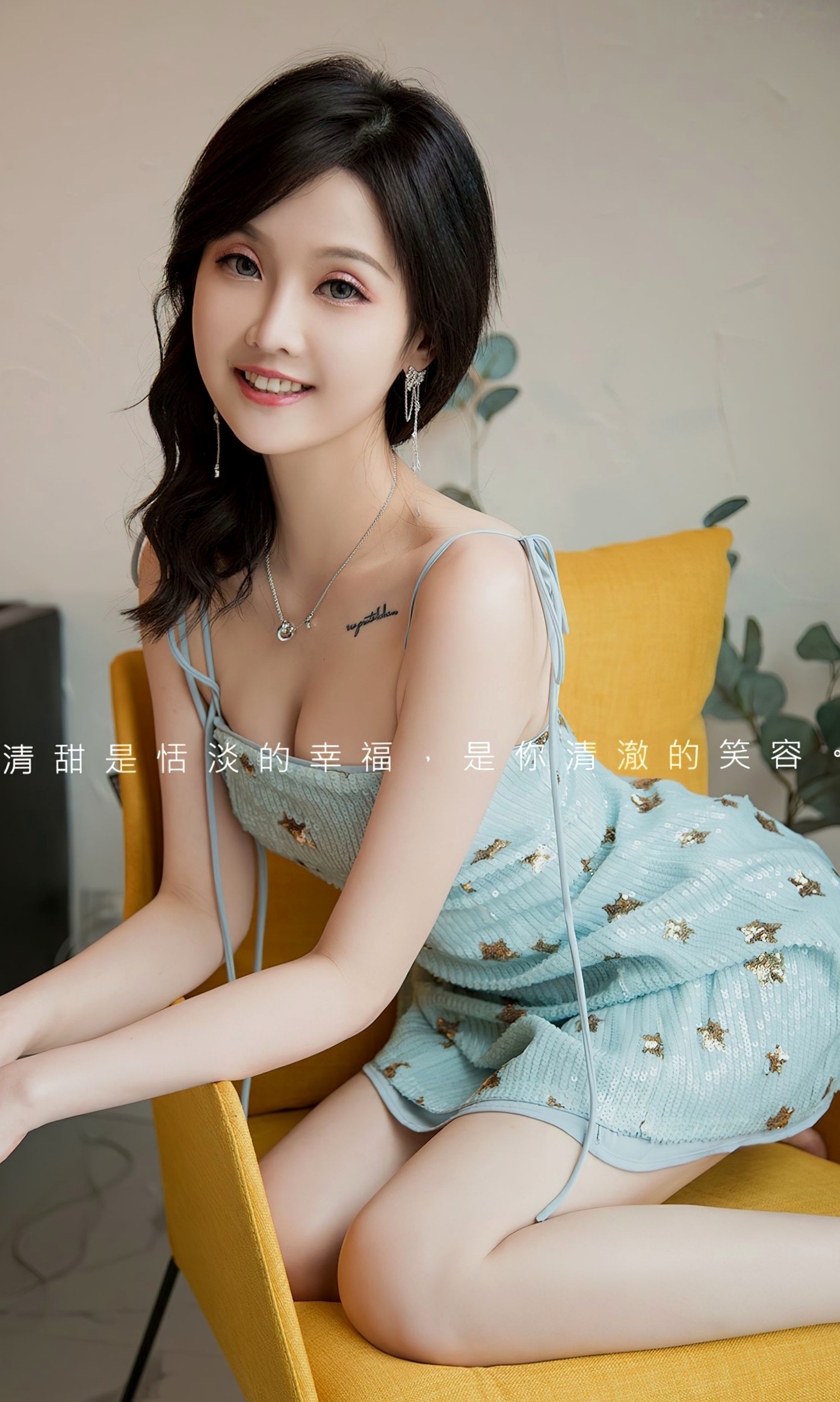UGirlsApp尤果圈爱尤物-2830-露儿-《清澈的你》高清套图,清新吊带裙家居私房写真,白皙嫩模展现甜美性感魅力