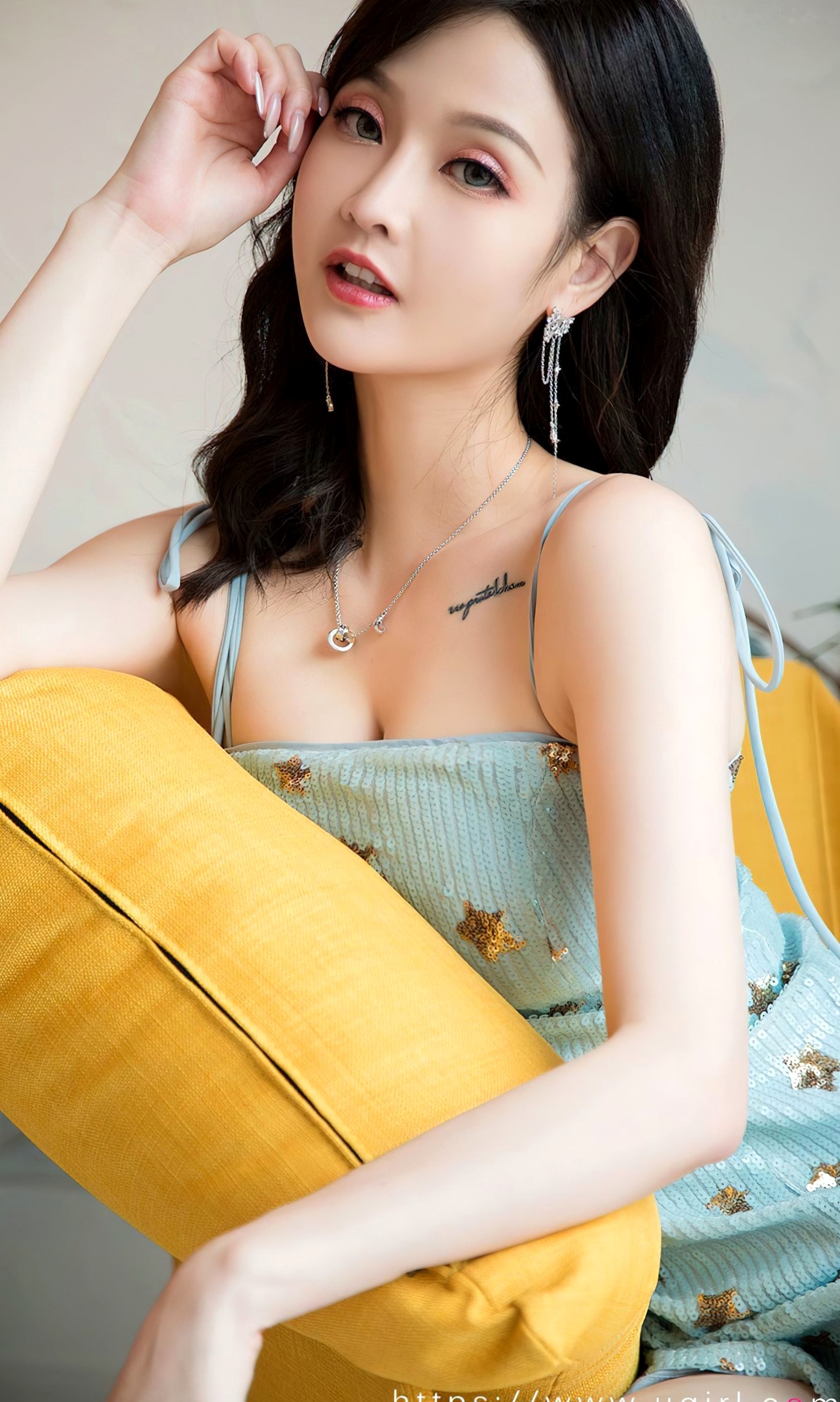 UGirlsApp尤果圈爱尤物-2830-露儿-《清澈的你》高清套图,清新吊带裙家居私房写真,白皙嫩模展现甜美性感魅力