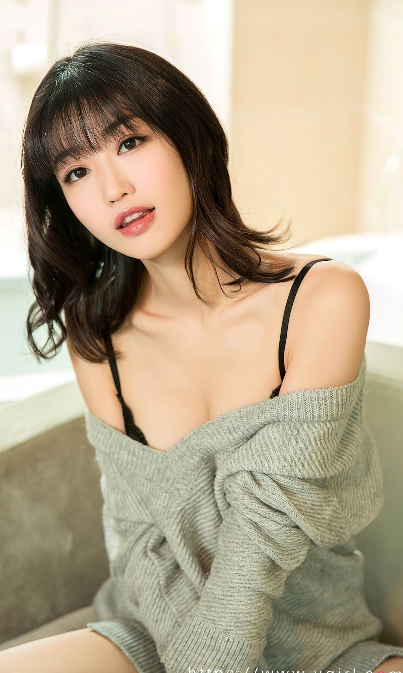 UGirls尤果圈爱尤物-2741-小文《365天的陪伴》:慵懒针织衫私房秀,居家风蕾丝诱惑,展现绝美身材与纯欲气质