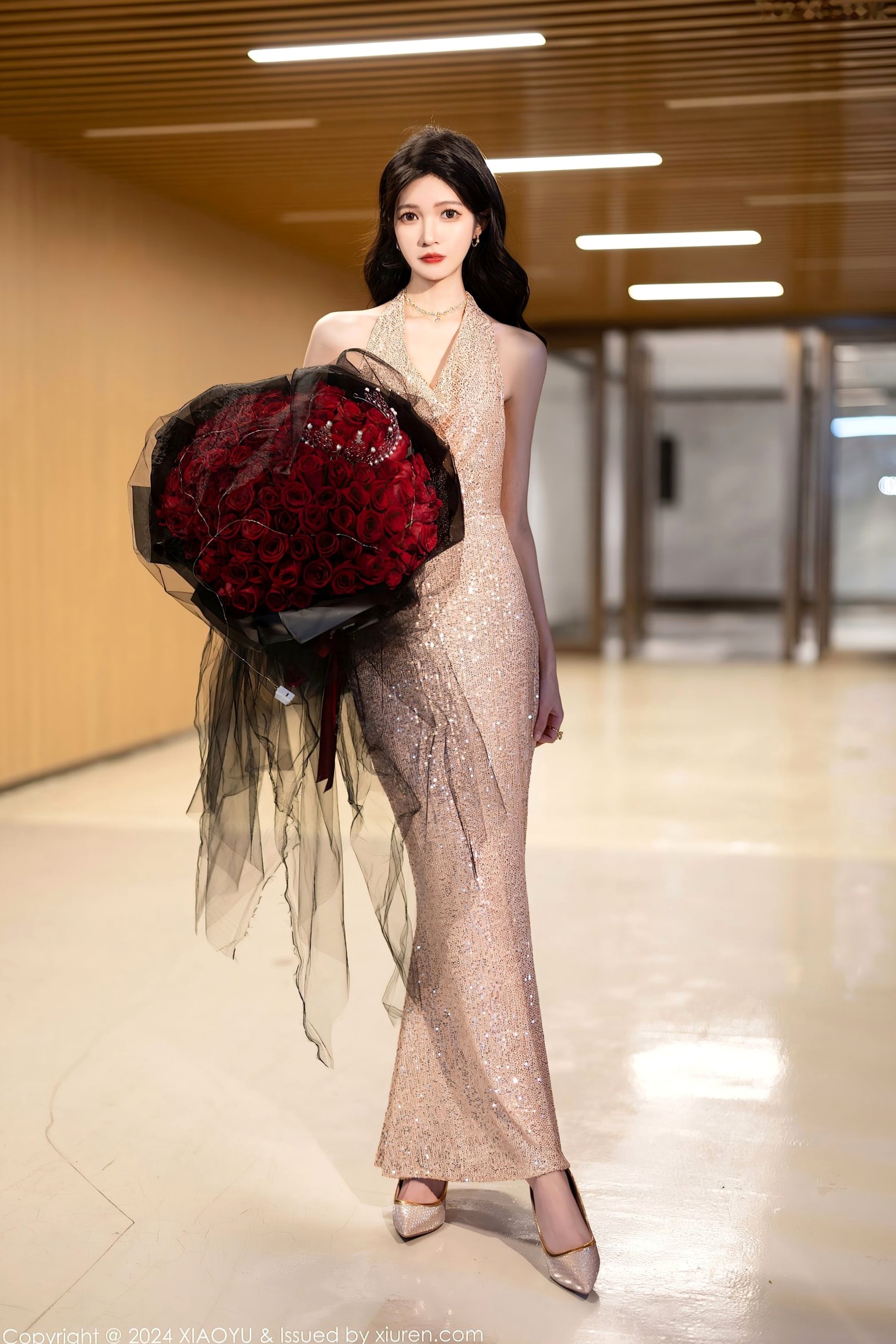 XiaoYu语画界-1195-程程程-淡金礼服长裙玫瑰花束与黑色轻透情趣内衣私房写真,极致黑丝诱惑,展现冷艳御姐氛围感-2024.01.31