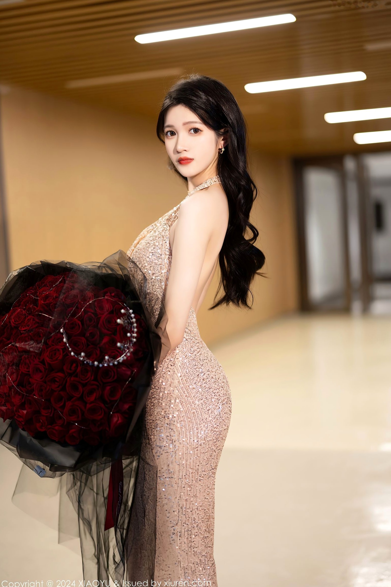 XiaoYu语画界-1195-程程程-淡金礼服长裙玫瑰花束与黑色轻透情趣内衣私房写真,极致黑丝诱惑,展现冷艳御姐氛围感-2024.01.31