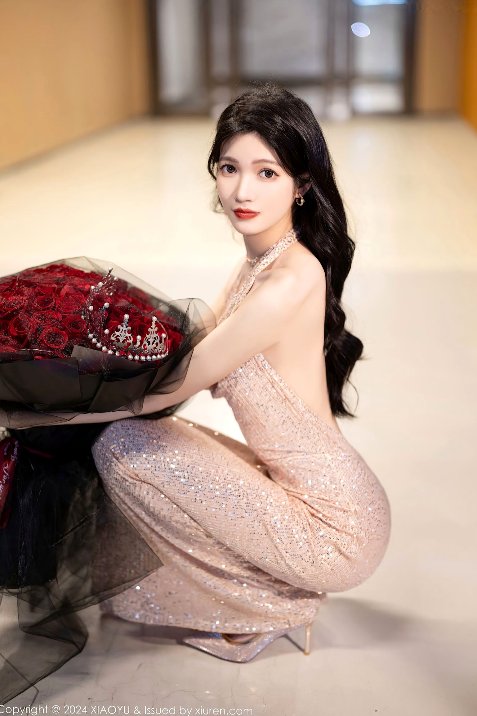 XiaoYu语画界-1195-程程程-淡金礼服长裙玫瑰花束与黑色轻透情趣内衣私房写真,极致黑丝诱惑,展现冷艳御姐氛围感-2024.01.31